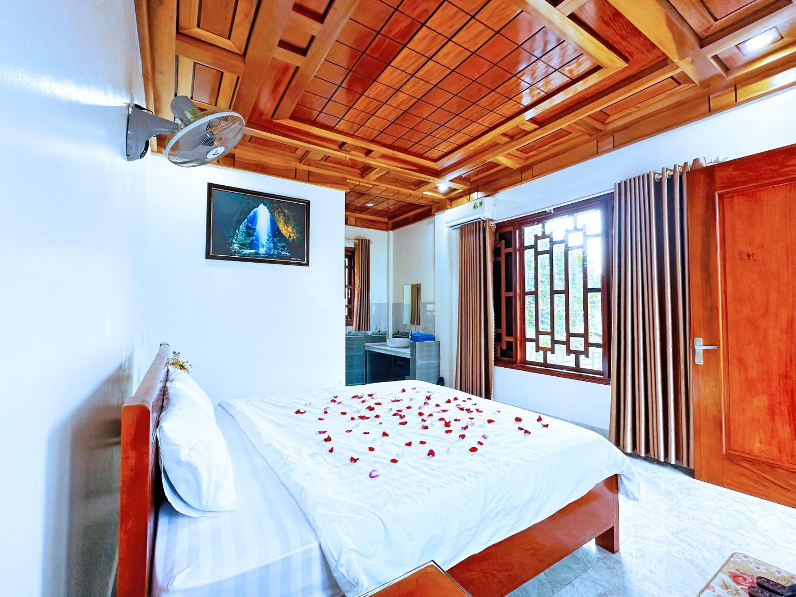 Deluxe King Room - Photo 10