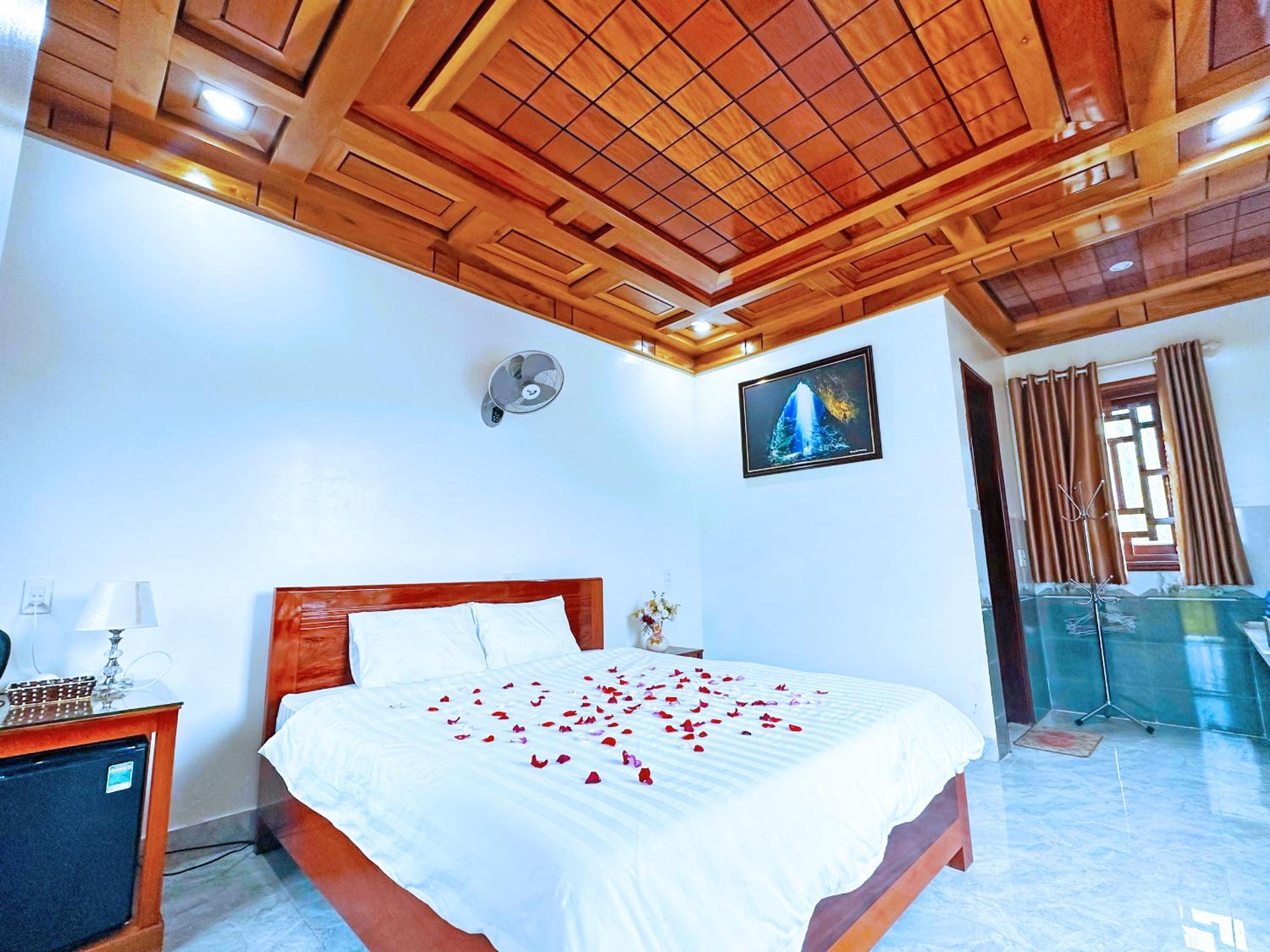 Deluxe King Room - Photo 2