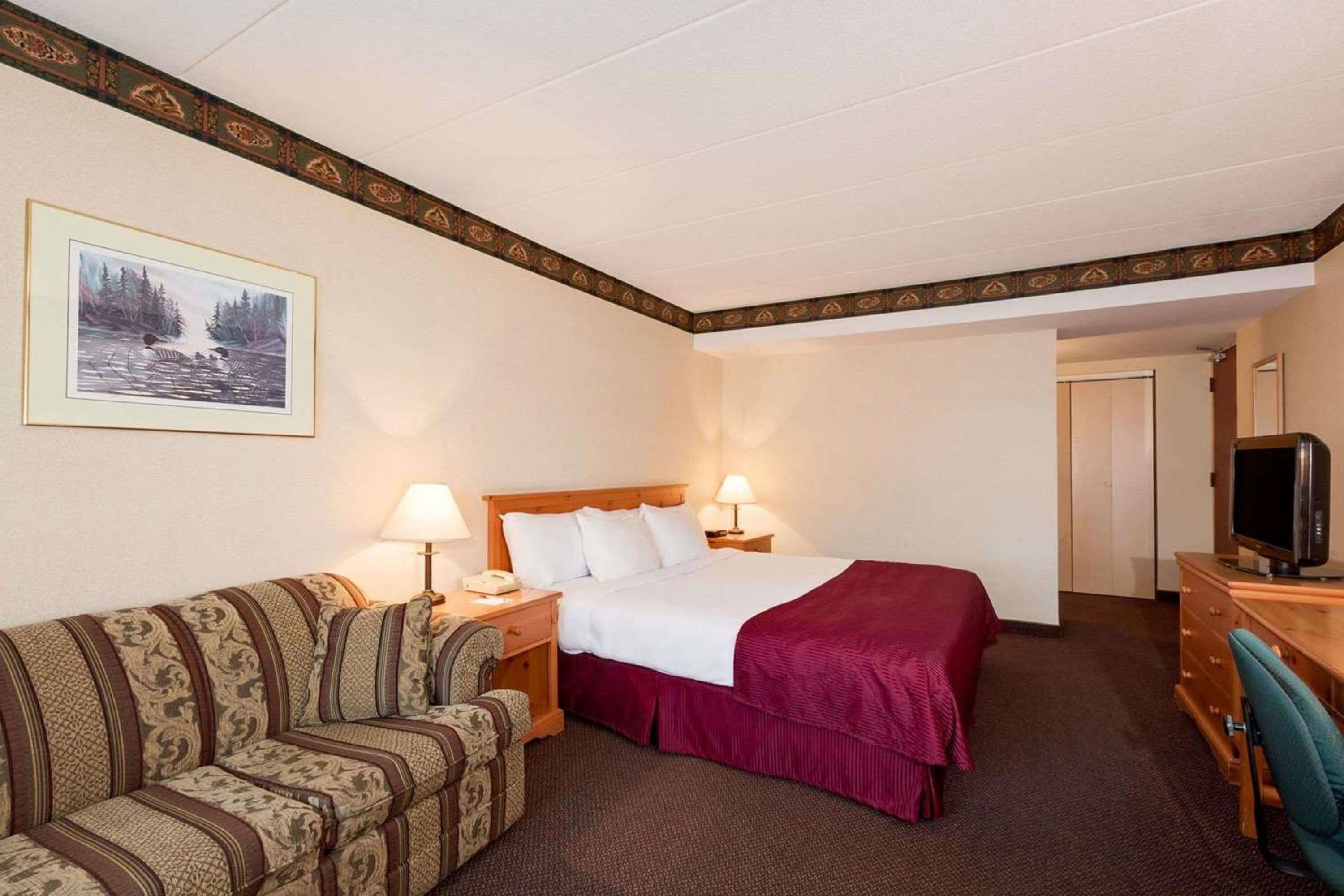 1 King Bed, Upper Level, Non-Smoking - Photo 3