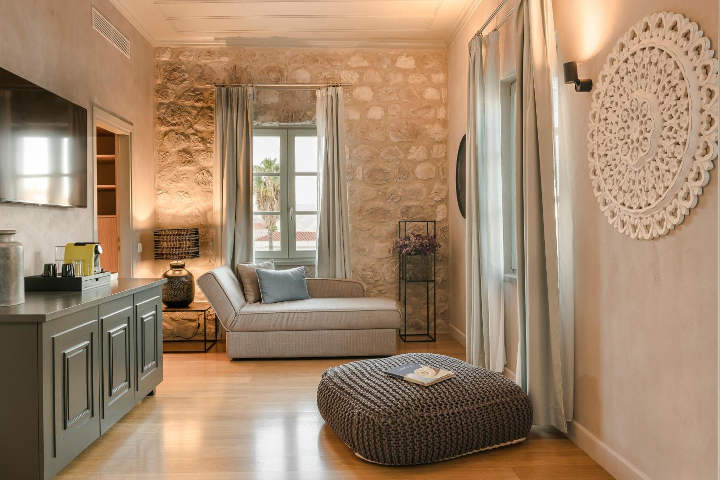 Executive Suite - Photo 3