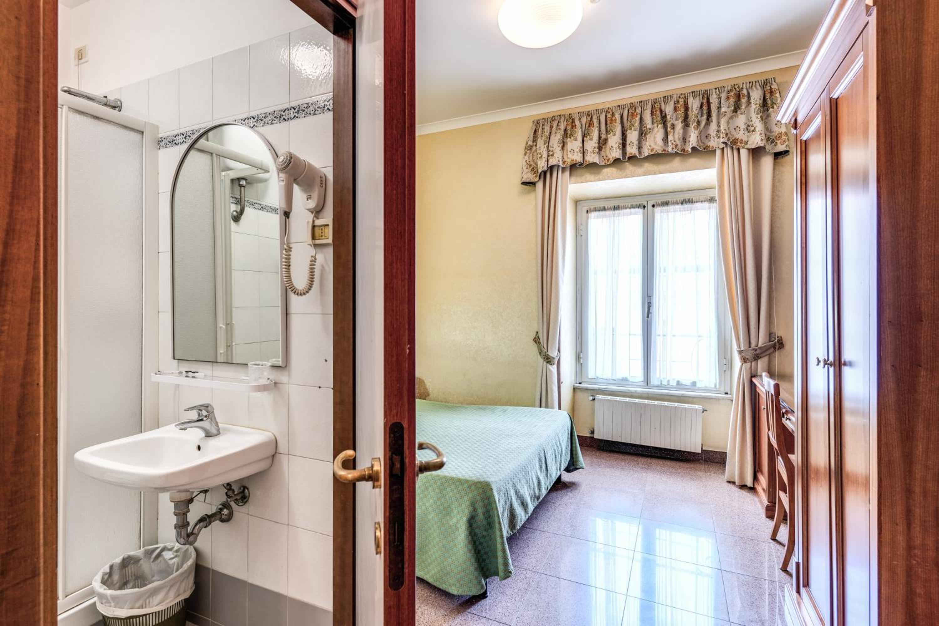 Small Double Room photo 2