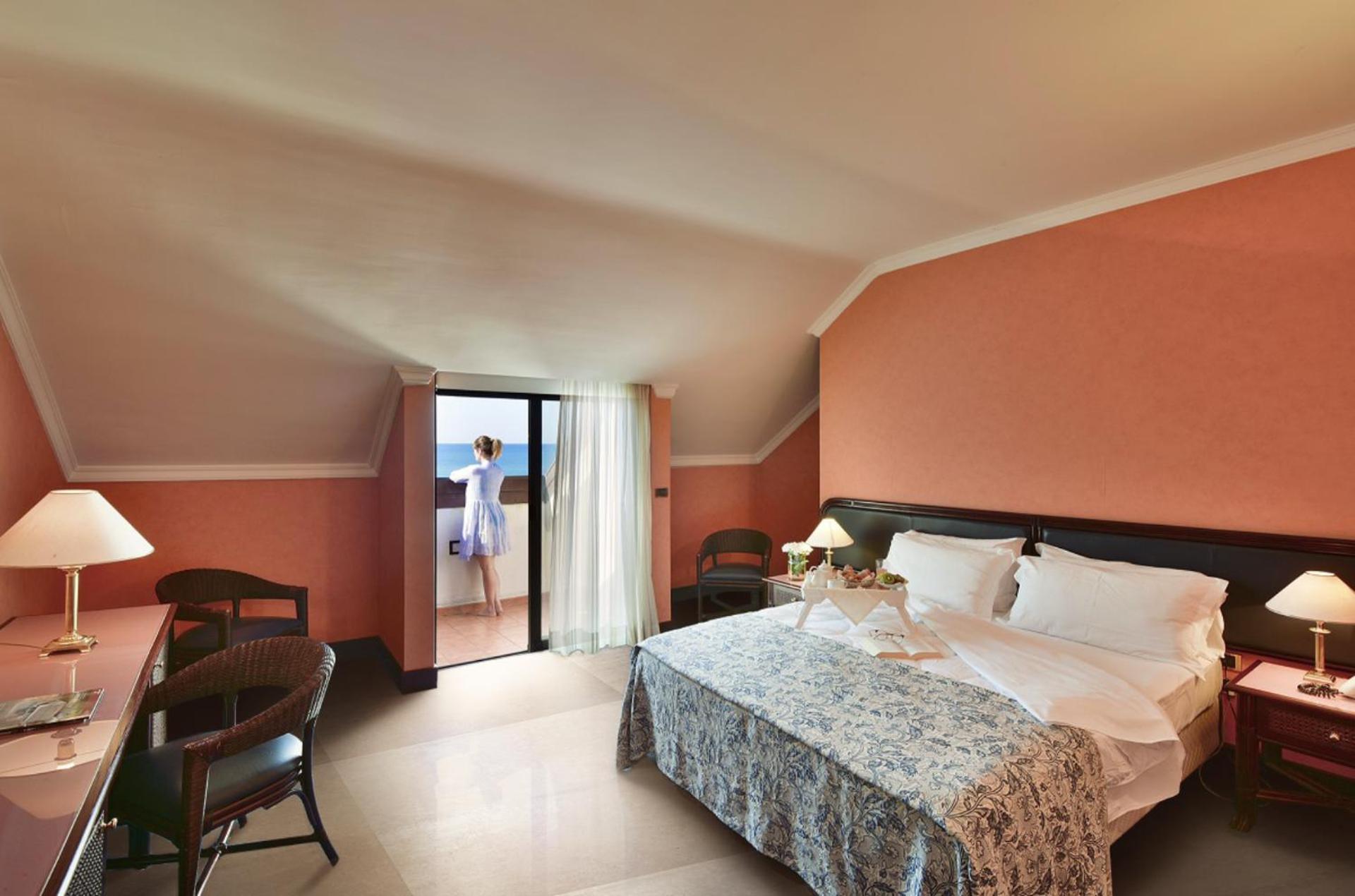 Double Room with Balcony and Sea View - Photo 2