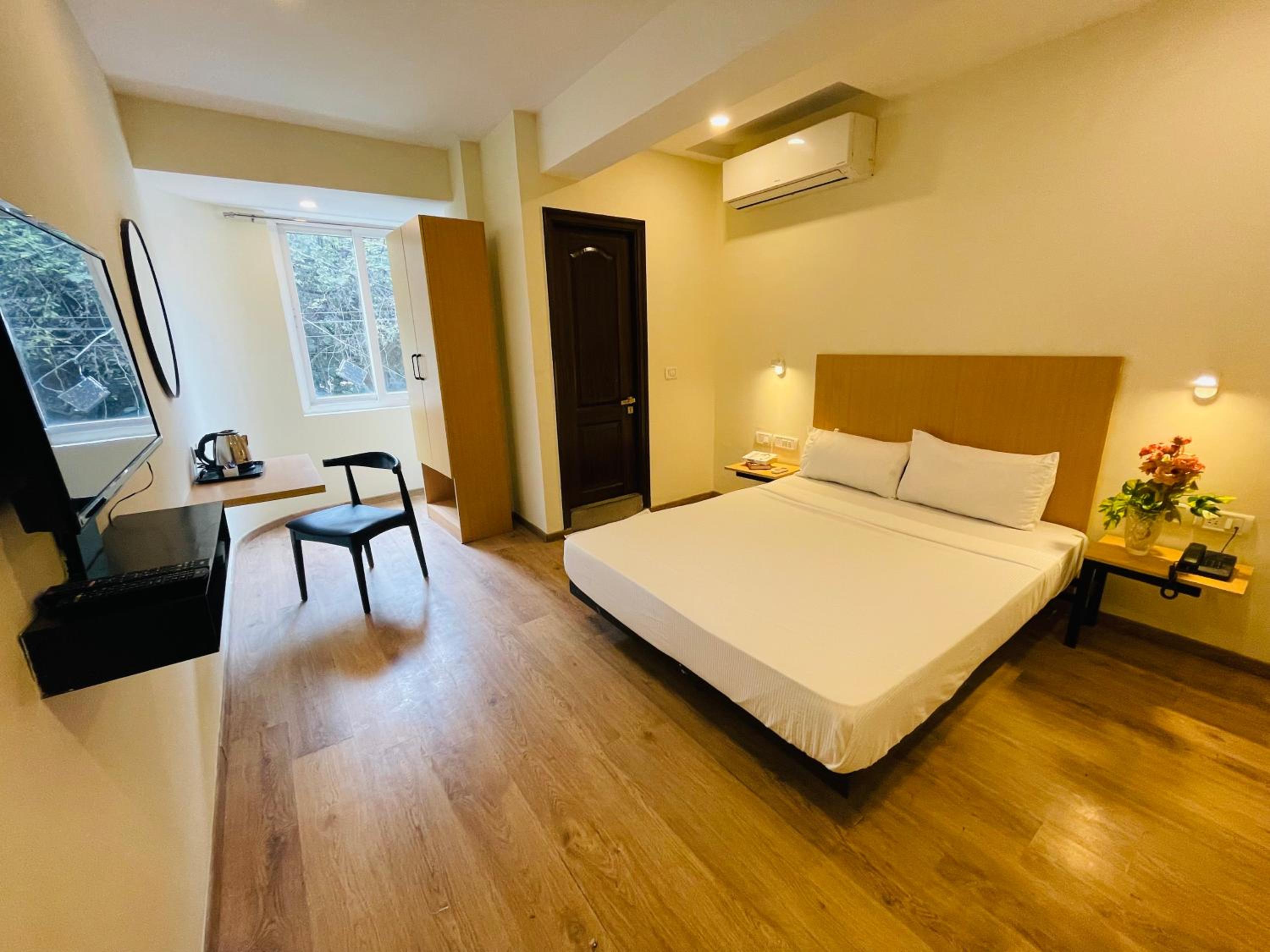 Deluxe Queen Room - Photo 7