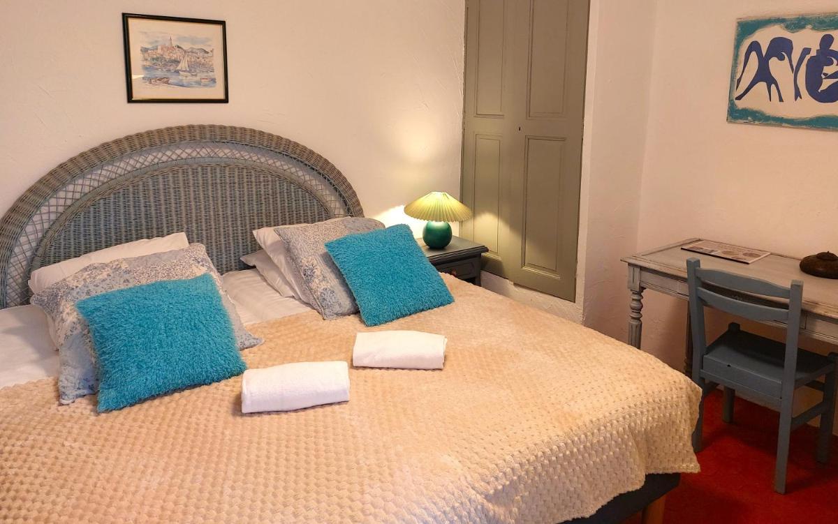 Double Room with Shared Bathroom photo 2