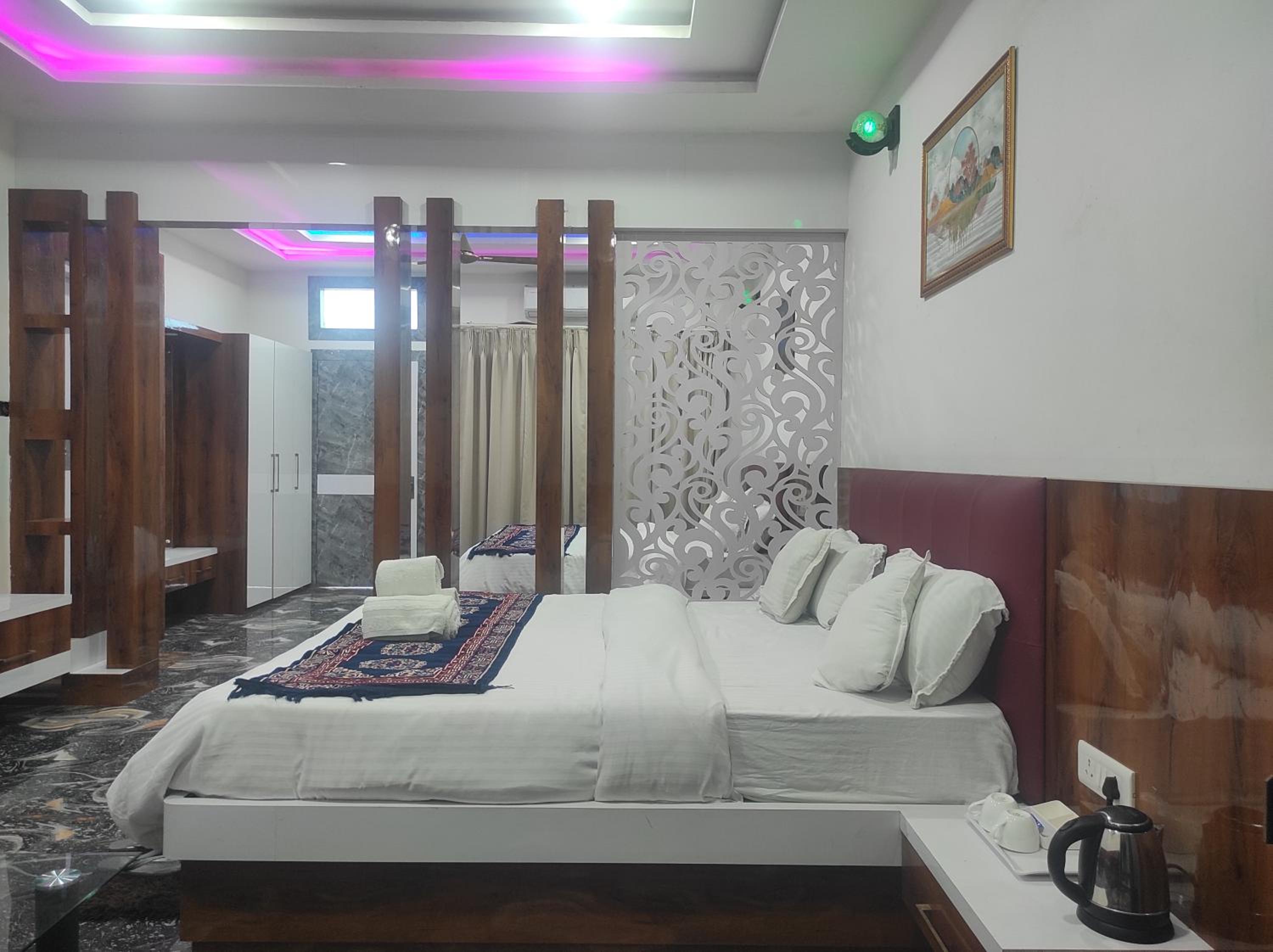 Suite - Photo 13