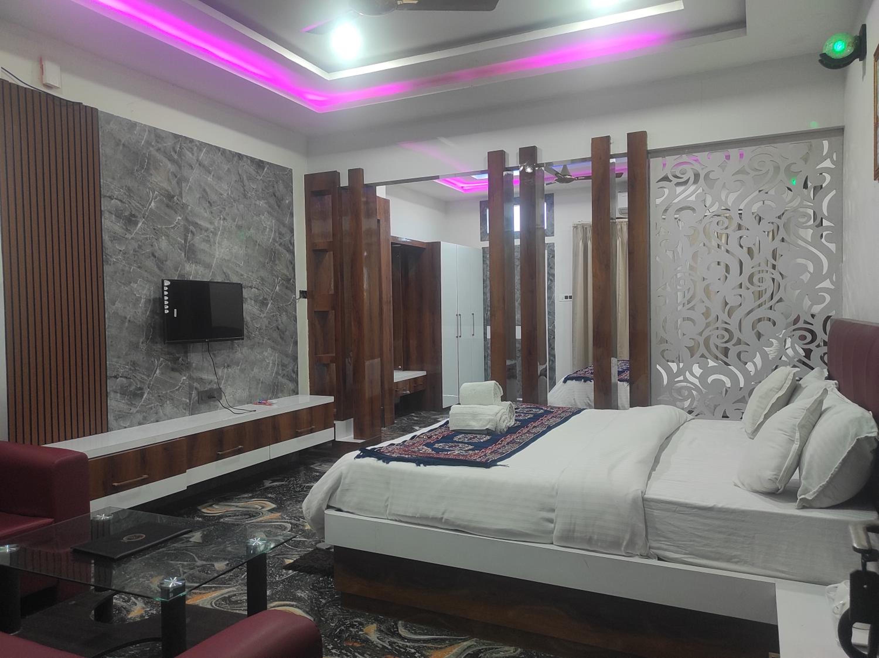 Suite - Photo 11