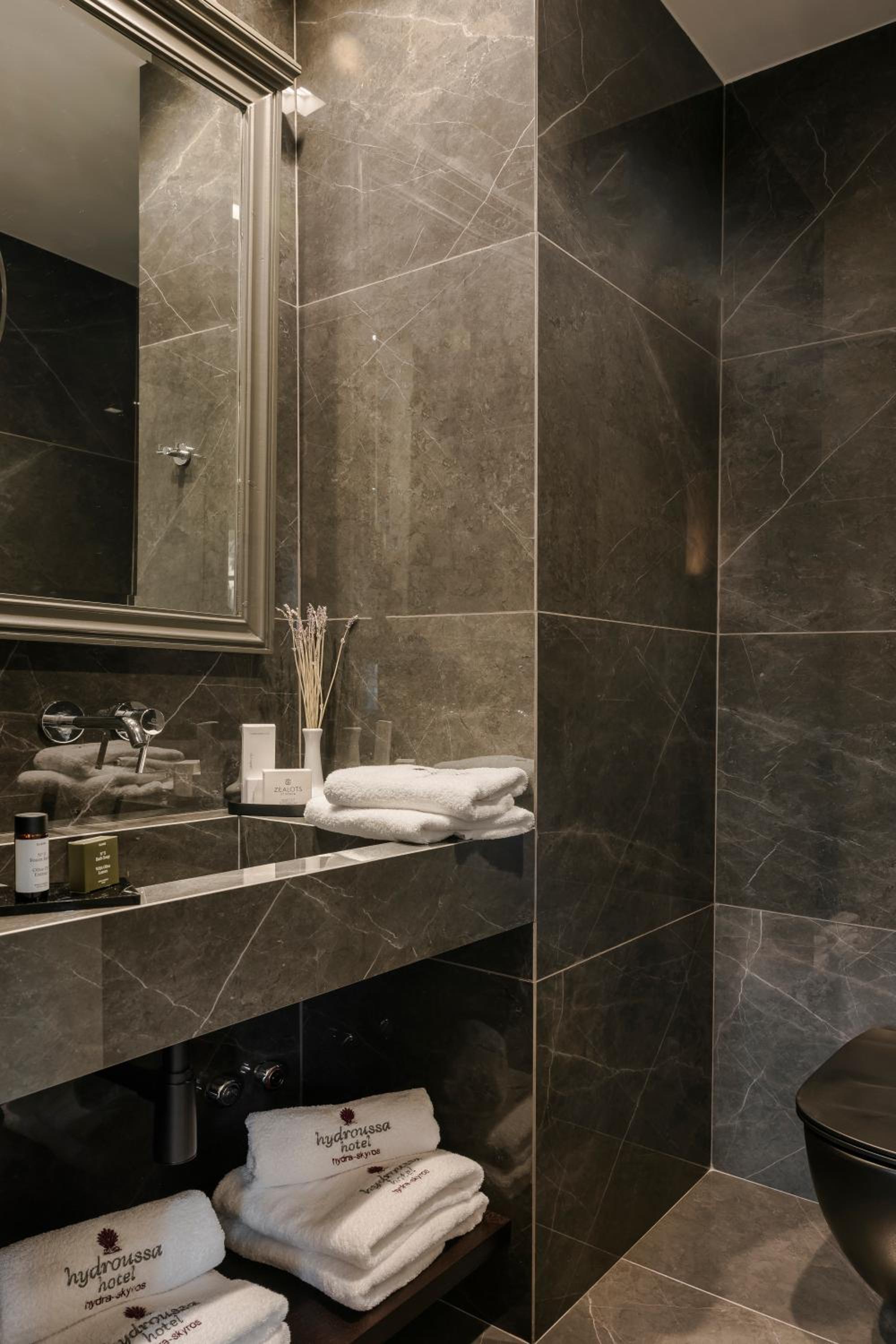 Executive Suite - Photo 2
