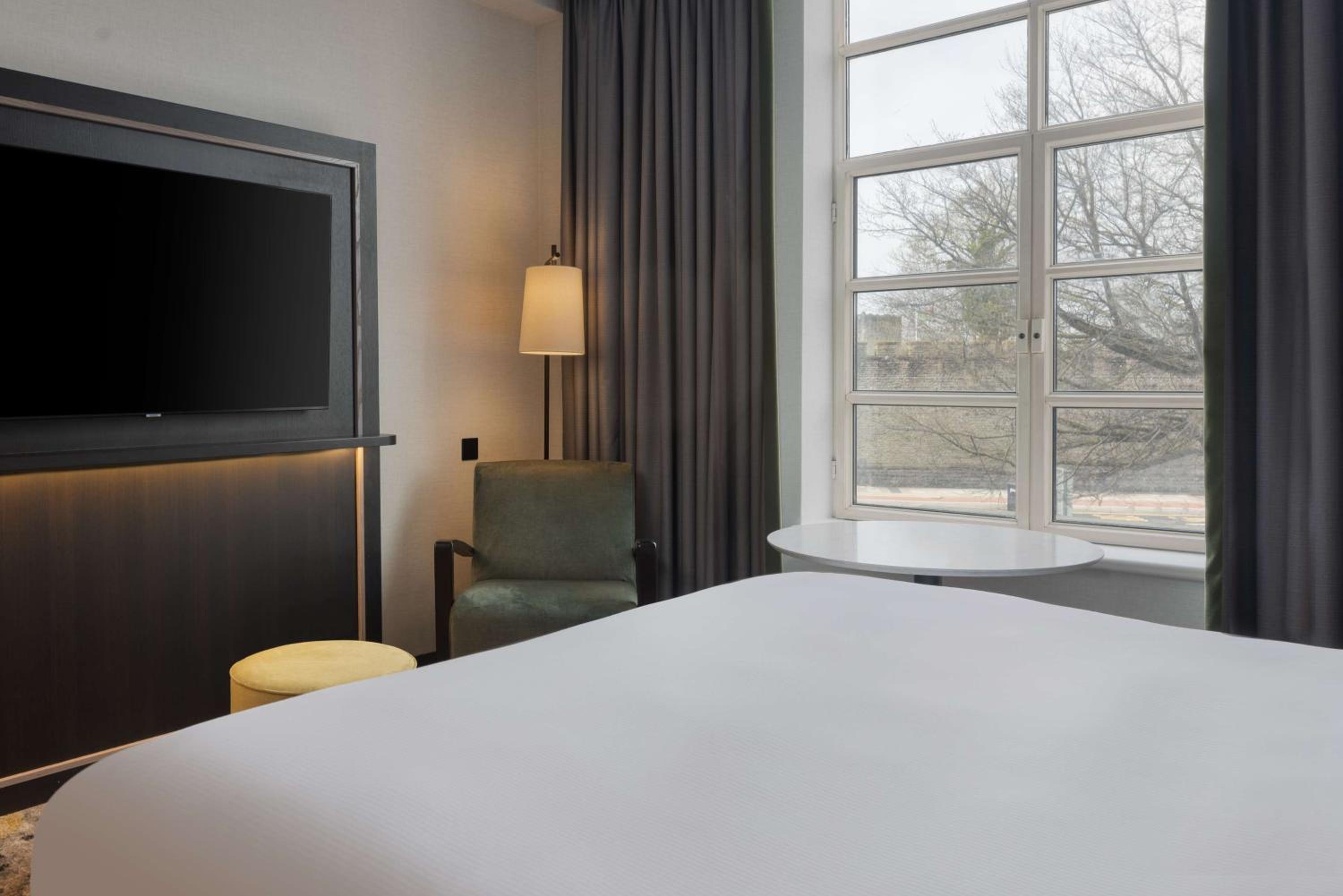 Deluxe King Room with Castle View - Photo 5
