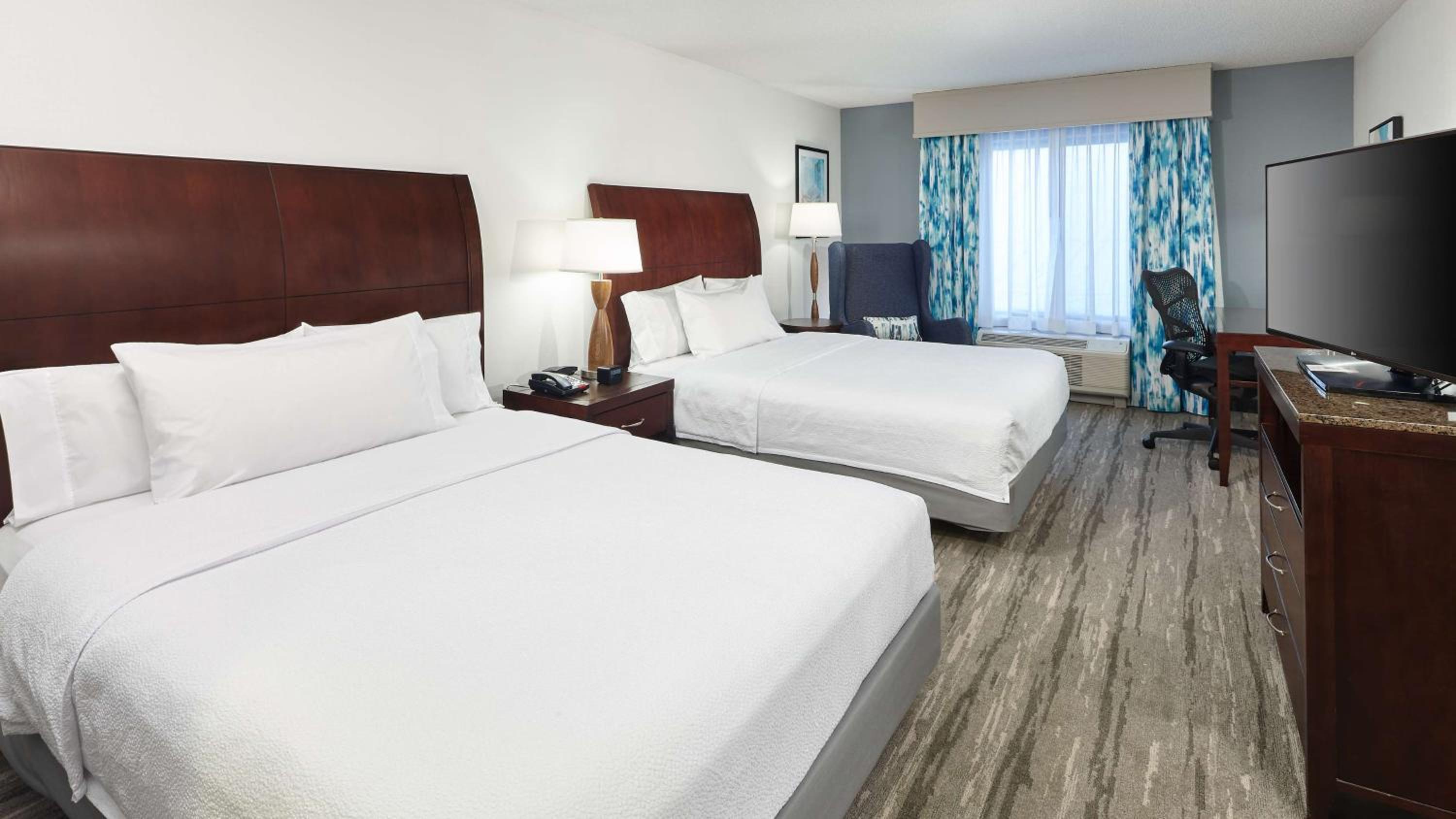 Queen Room with Two Queen Beds - Photo 2