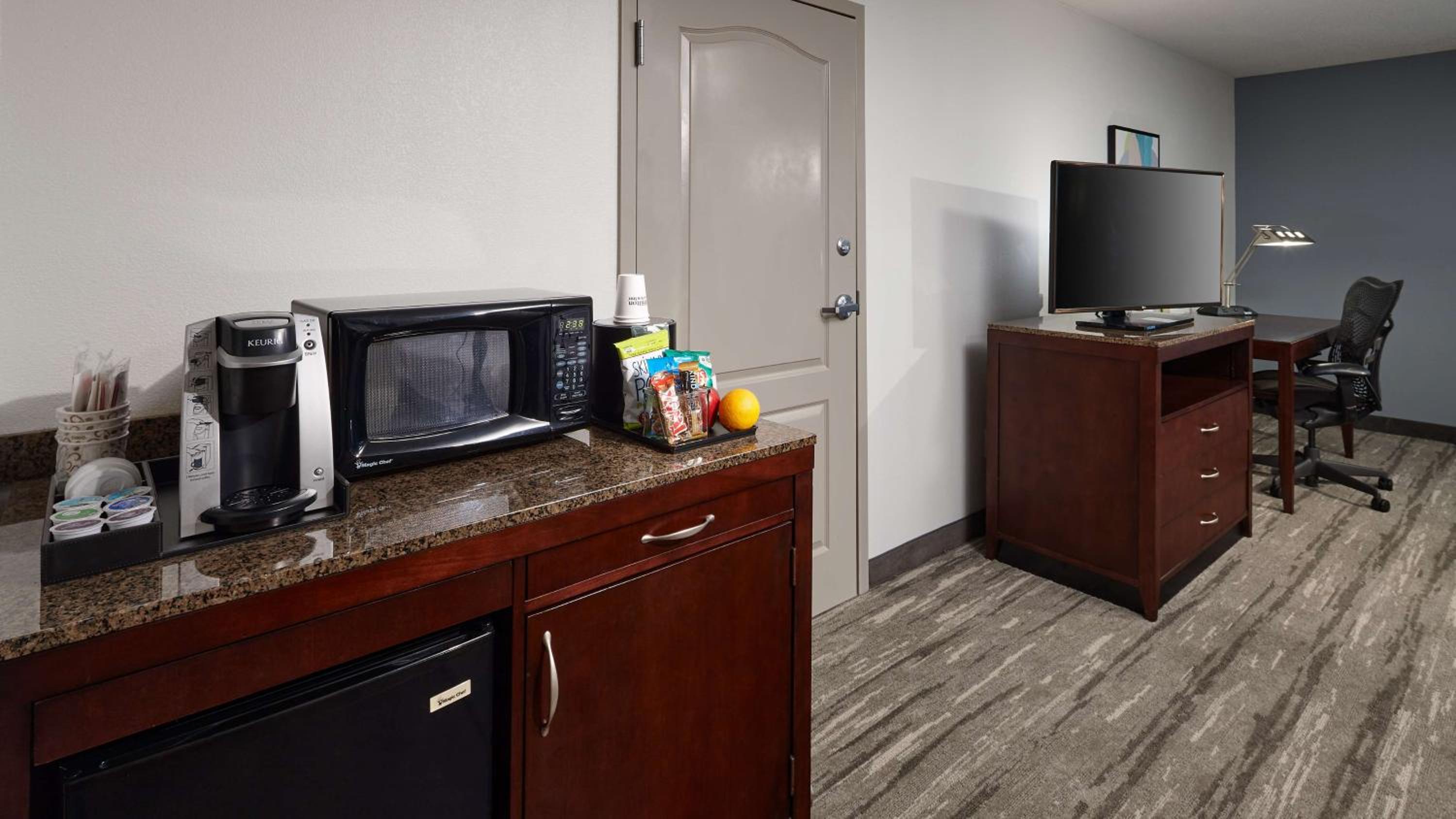 Premium King Room - Photo 3