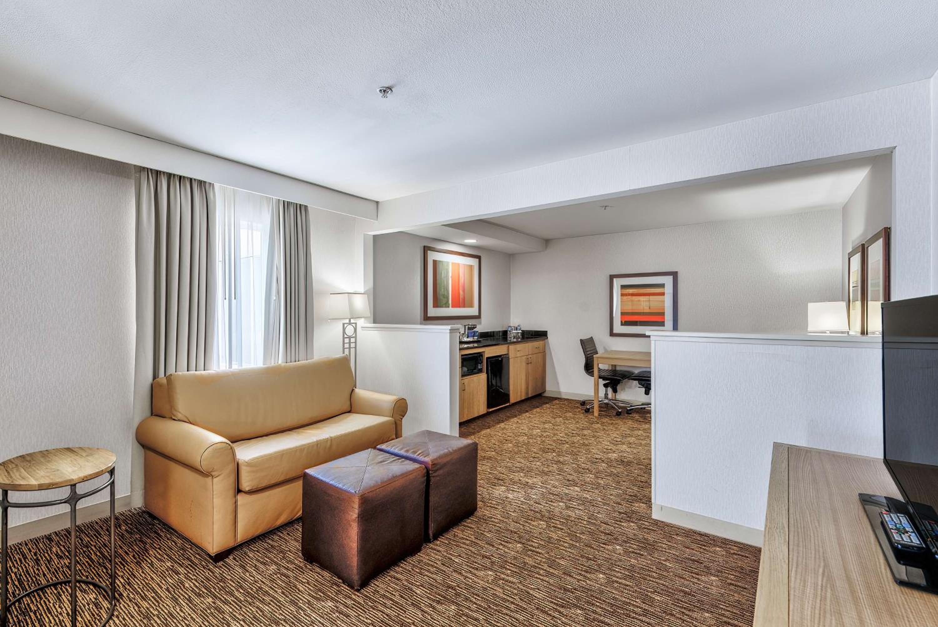 One-Bedroom King Suite - Photo 2