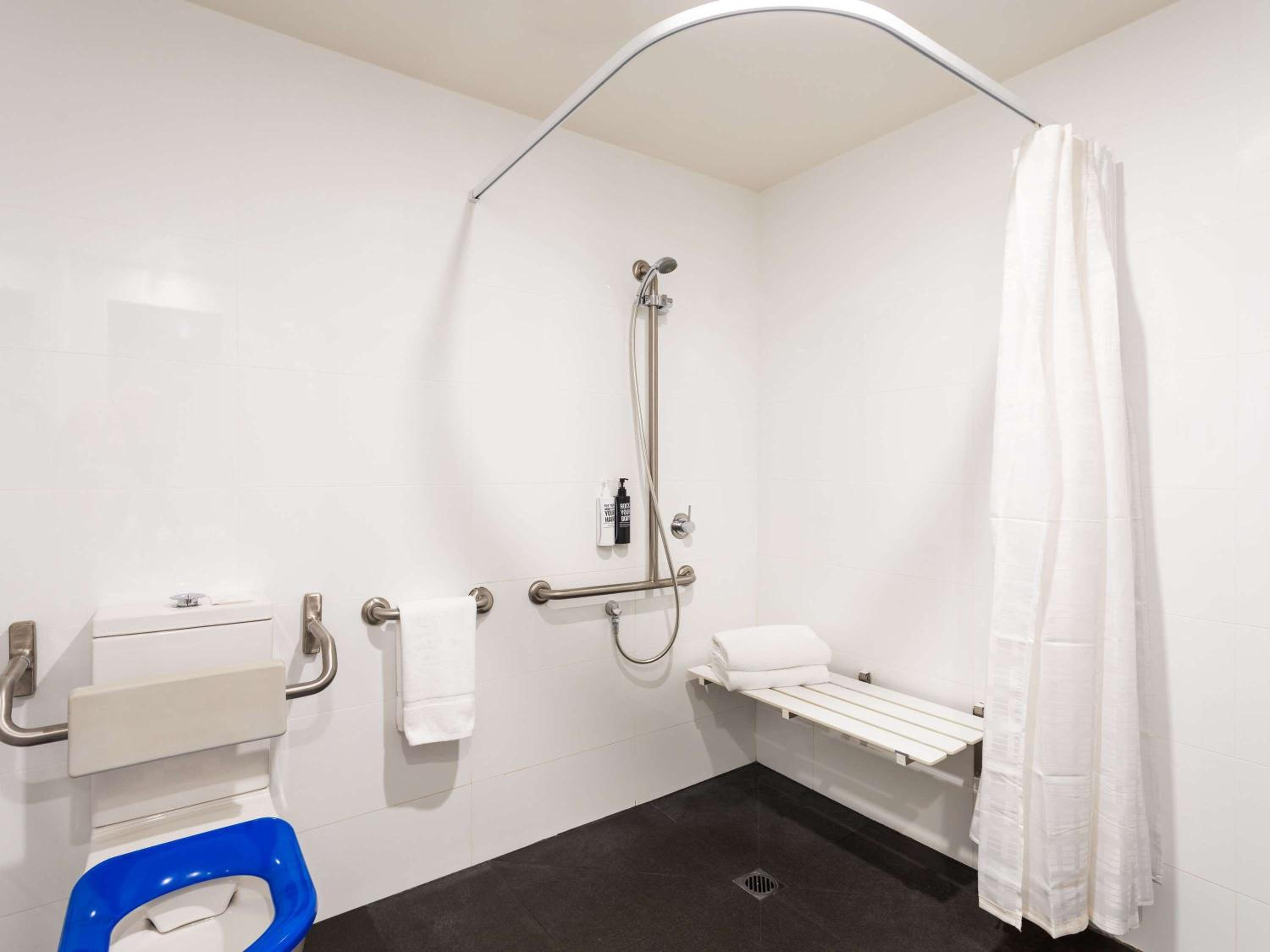 Accessible Standard King Room photo 2