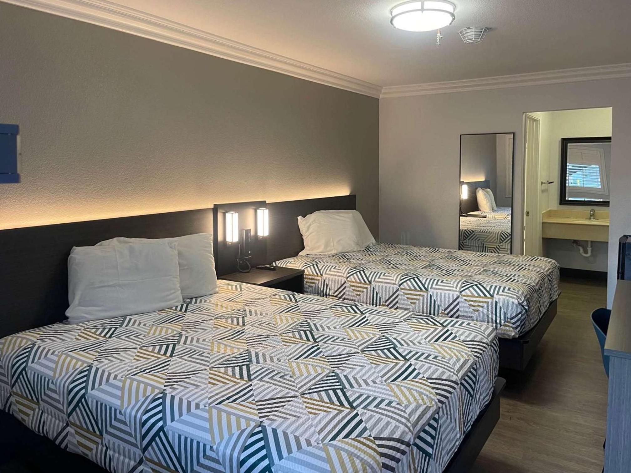Queen Room with Two Queen Beds - Disability Access - Non-Smoking - Photo 2