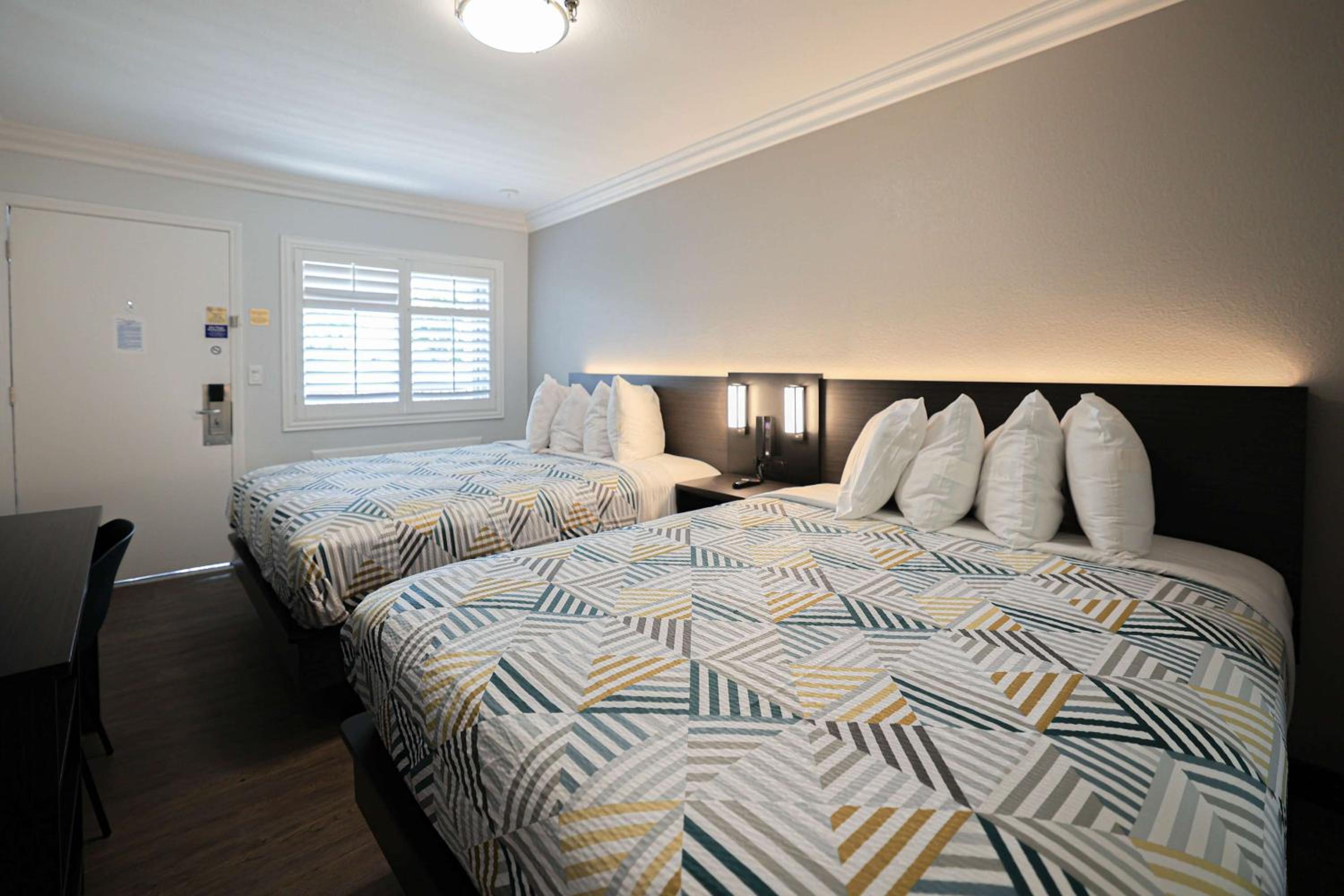 Queen Room with Two Queen Beds - Disability Access - Non-Smoking - Photo 3