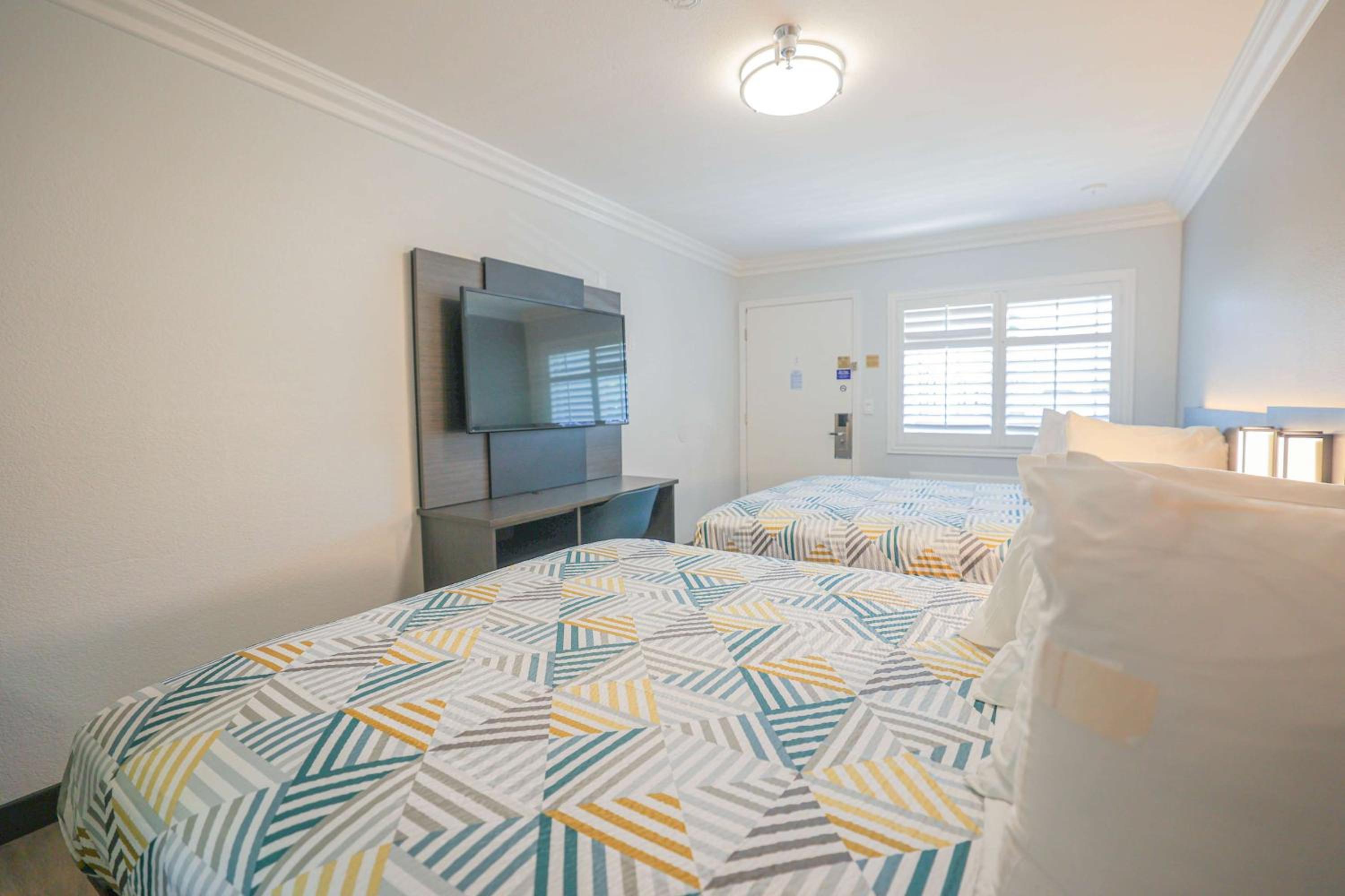 Queen Room with Two Queen Beds - Disability Access - Non-Smoking - Photo 4