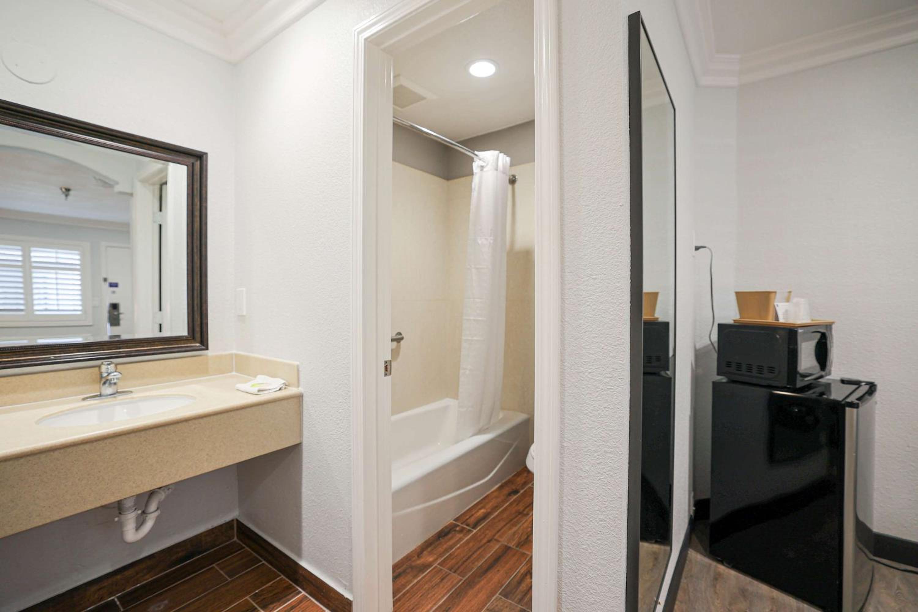 King Room with Spa Bath - Non-Smoking - Photo 6