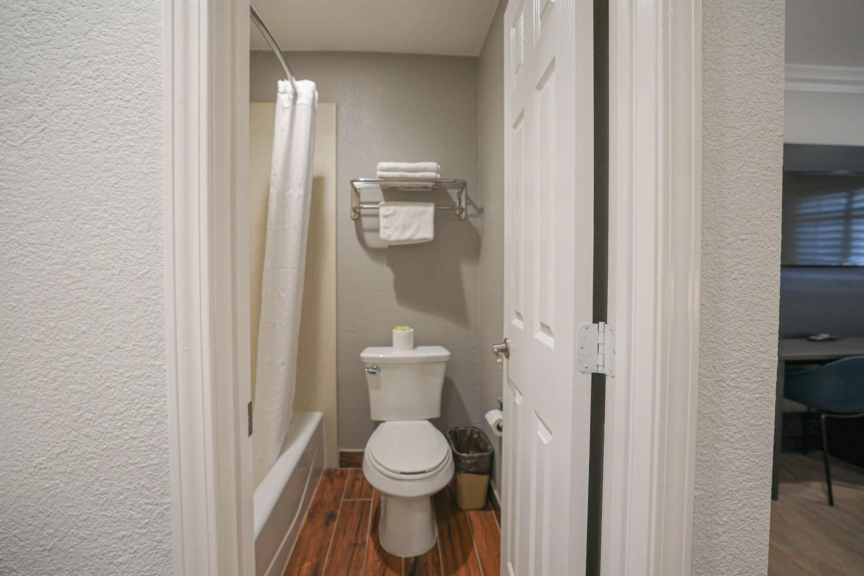 Queen Room with Two Queen Beds - Disability Access - Non-Smoking - Photo 7