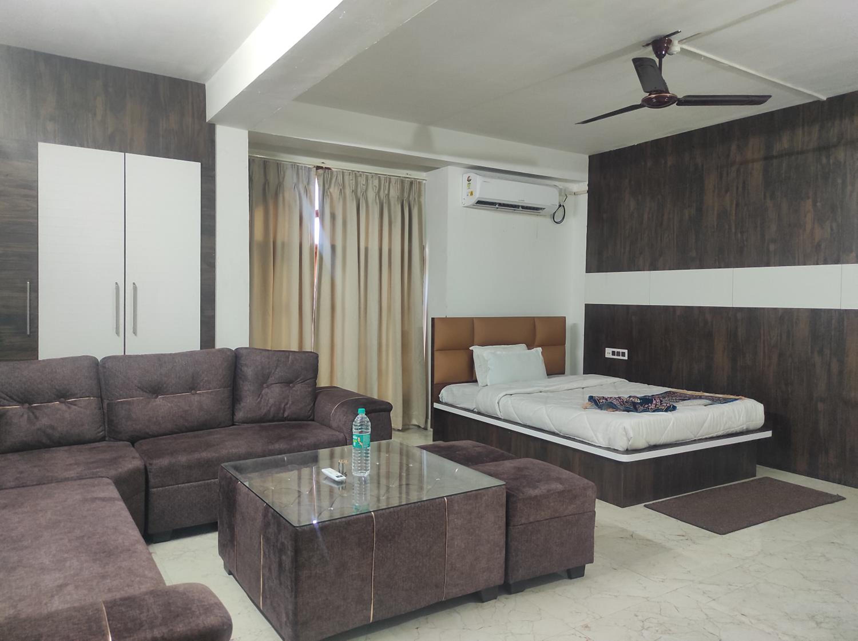 Suite - Photo 1