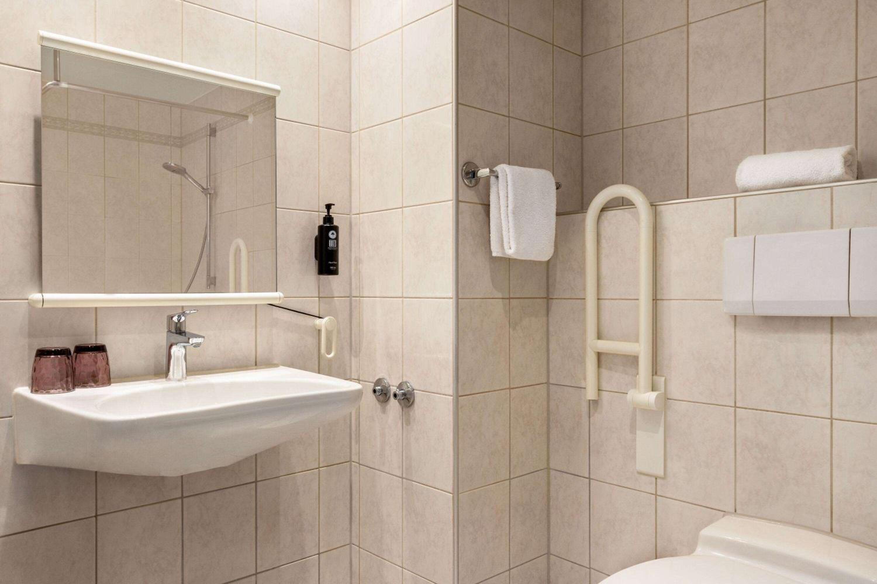 Comfort Room (Accessible) - Photo 10