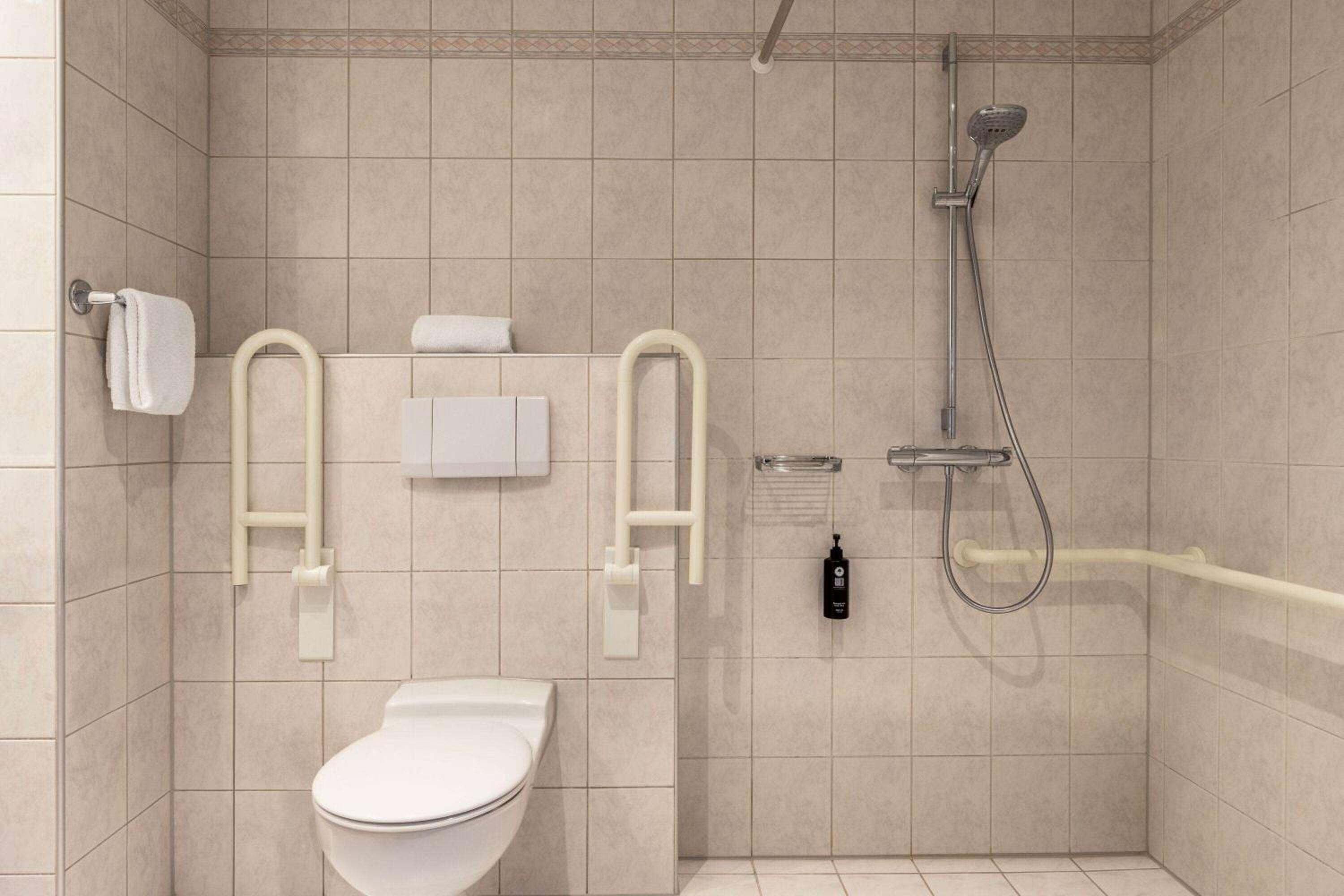 Comfort Room (Accessible) - Photo 9