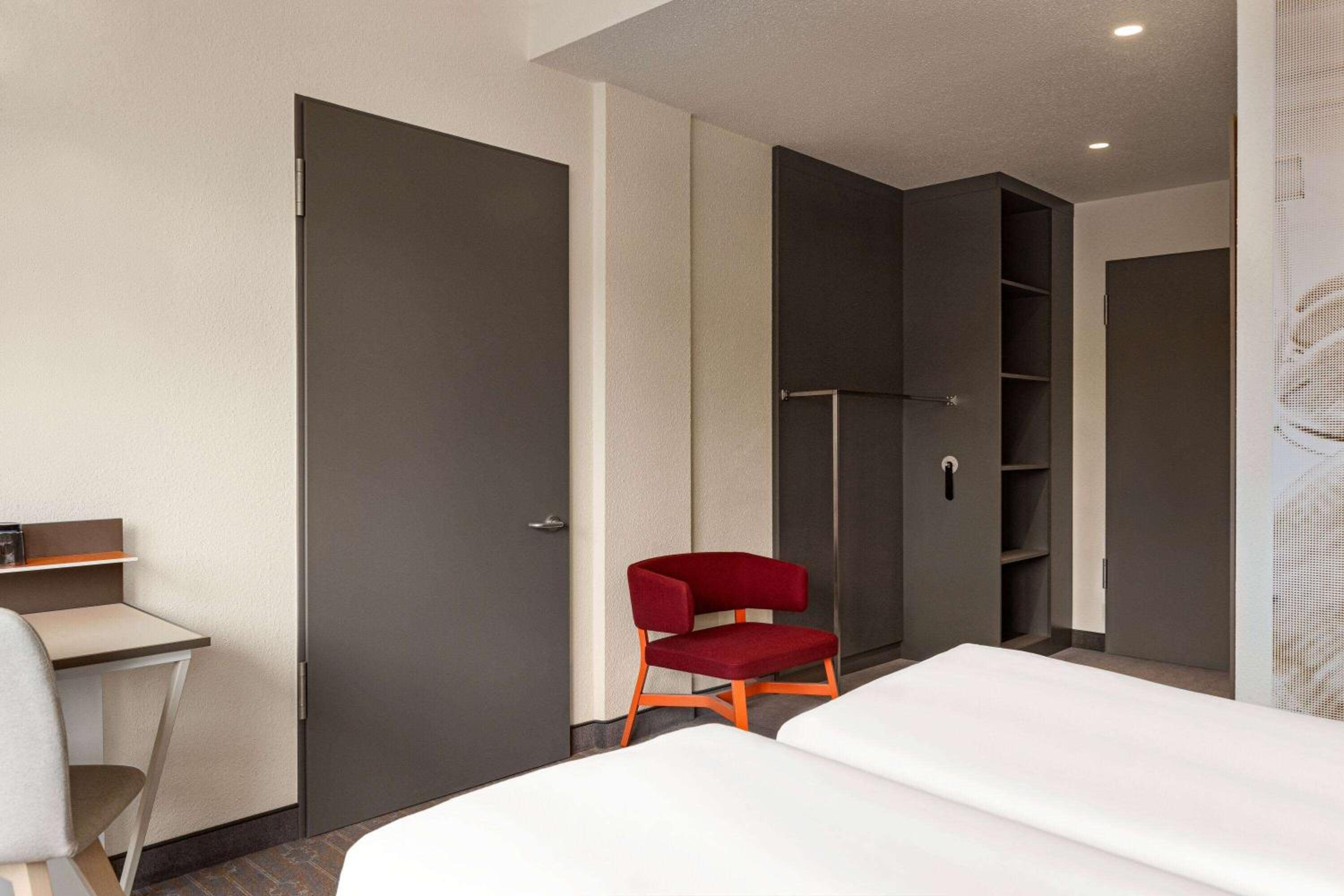 Comfort Room (Accessible) - Photo 5