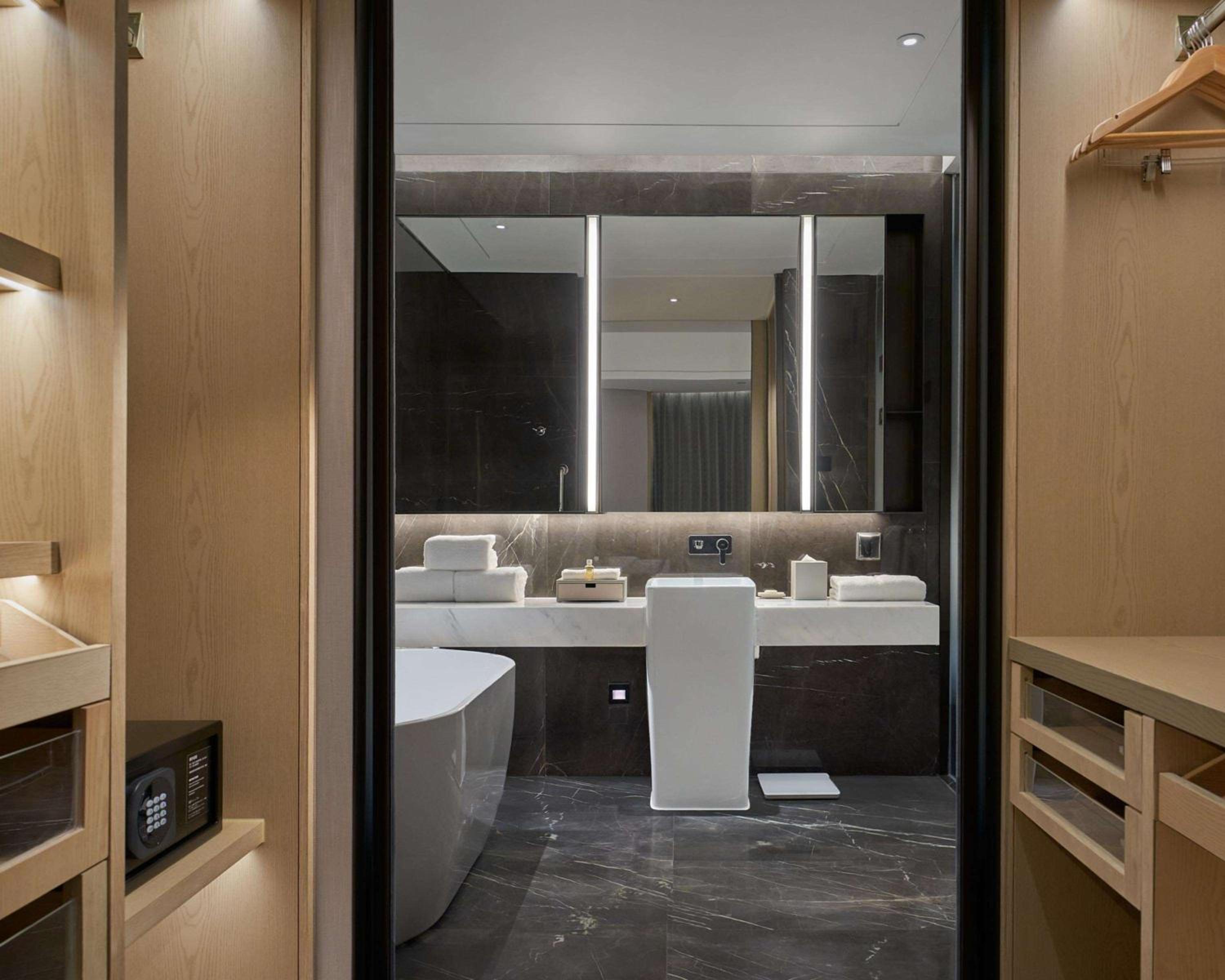Two-Bedroom King Suite with Kitchen and Two King Beds photo 3