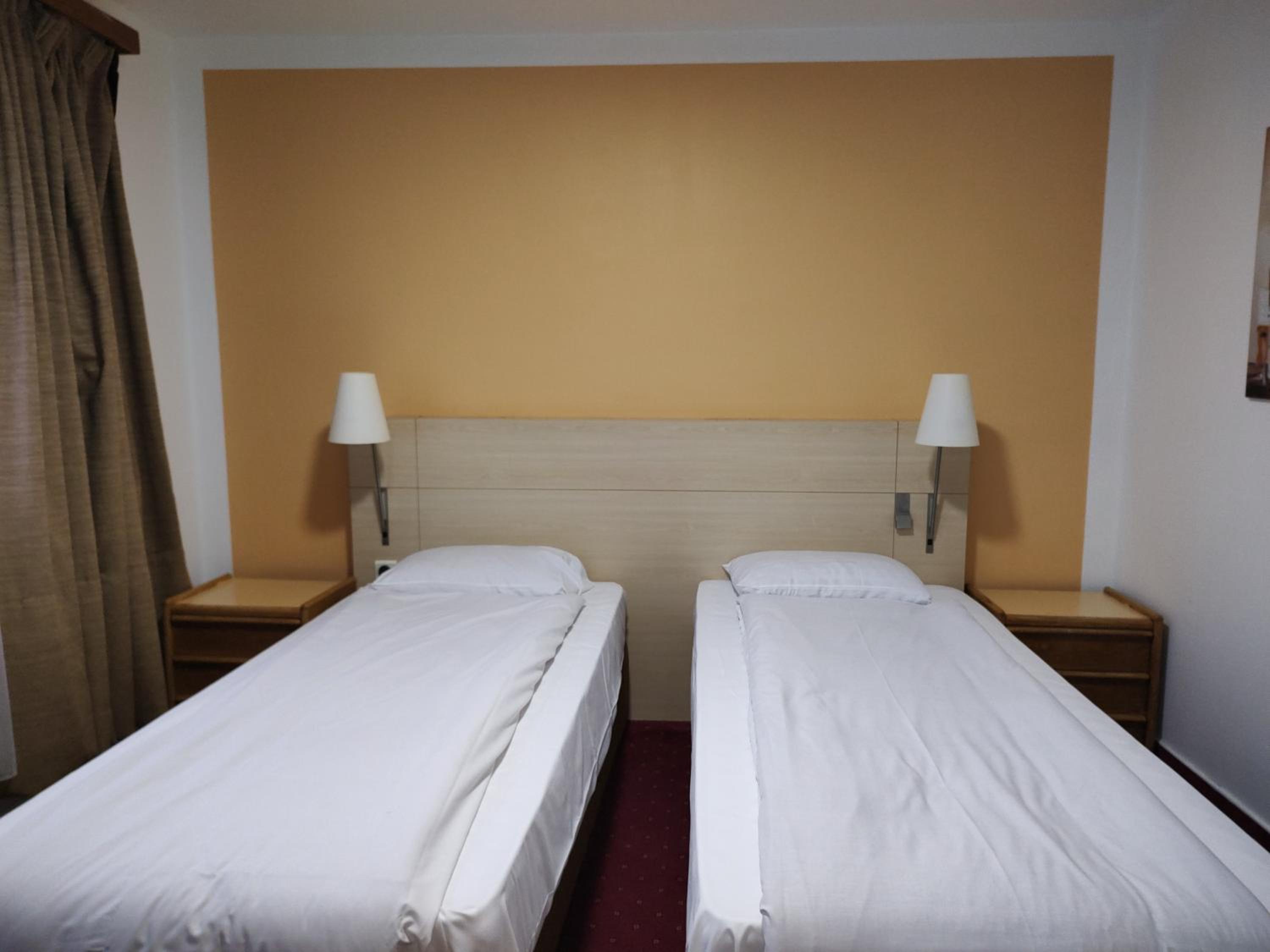 Twin Room - Photo 1