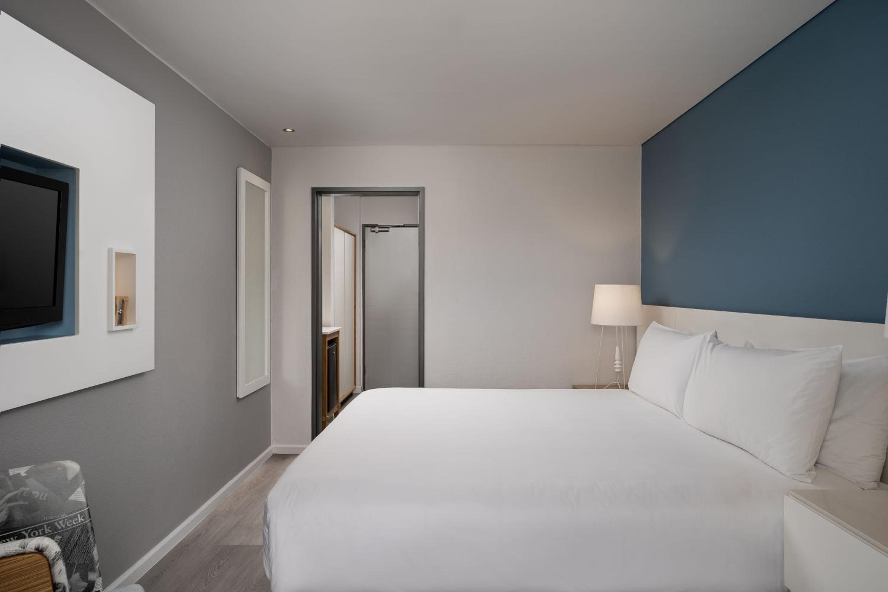 Guest room, 1 King, Balcony - Photo 11