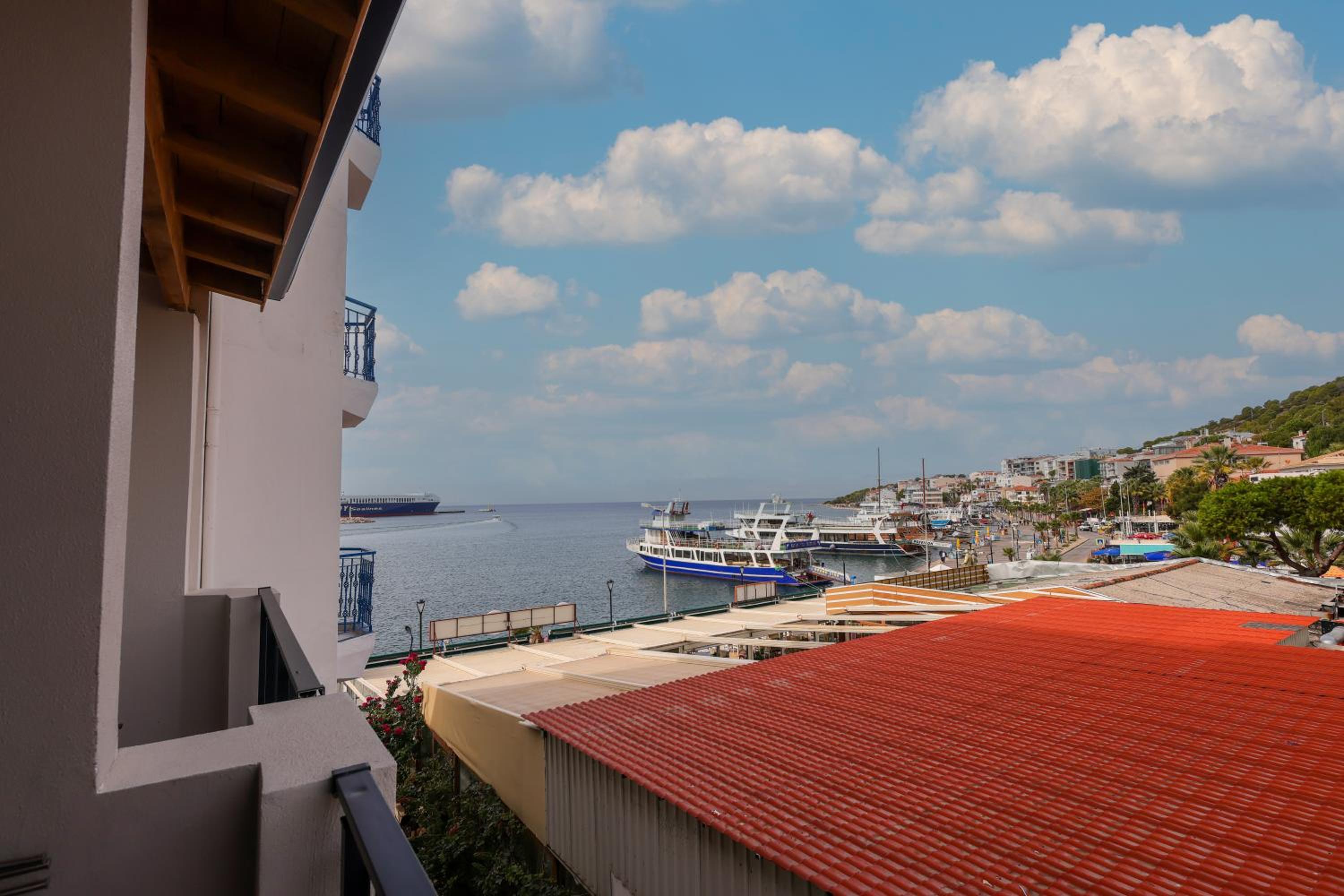Double or Twin Room with Side Sea View - Photo 3