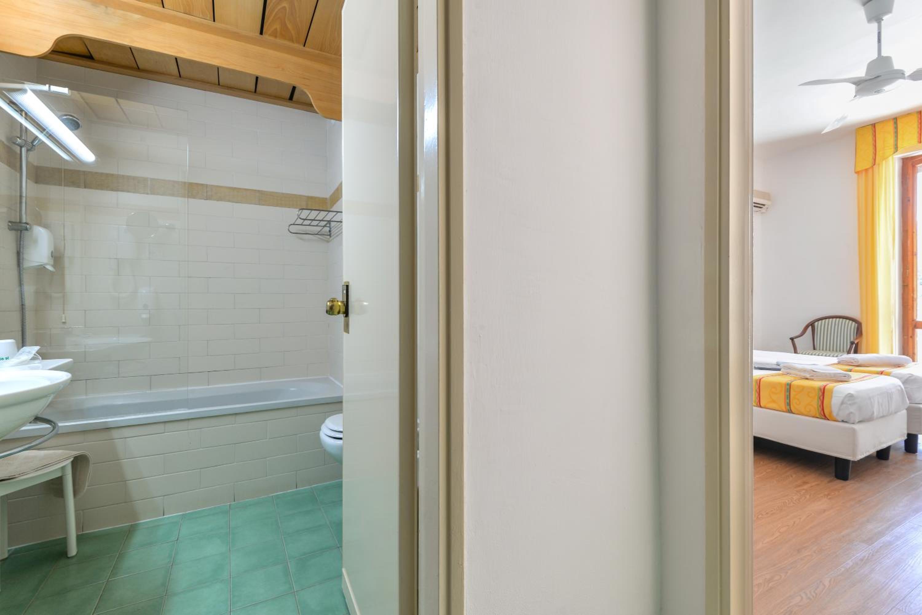 Classic Double or Twin Room - Photo 15