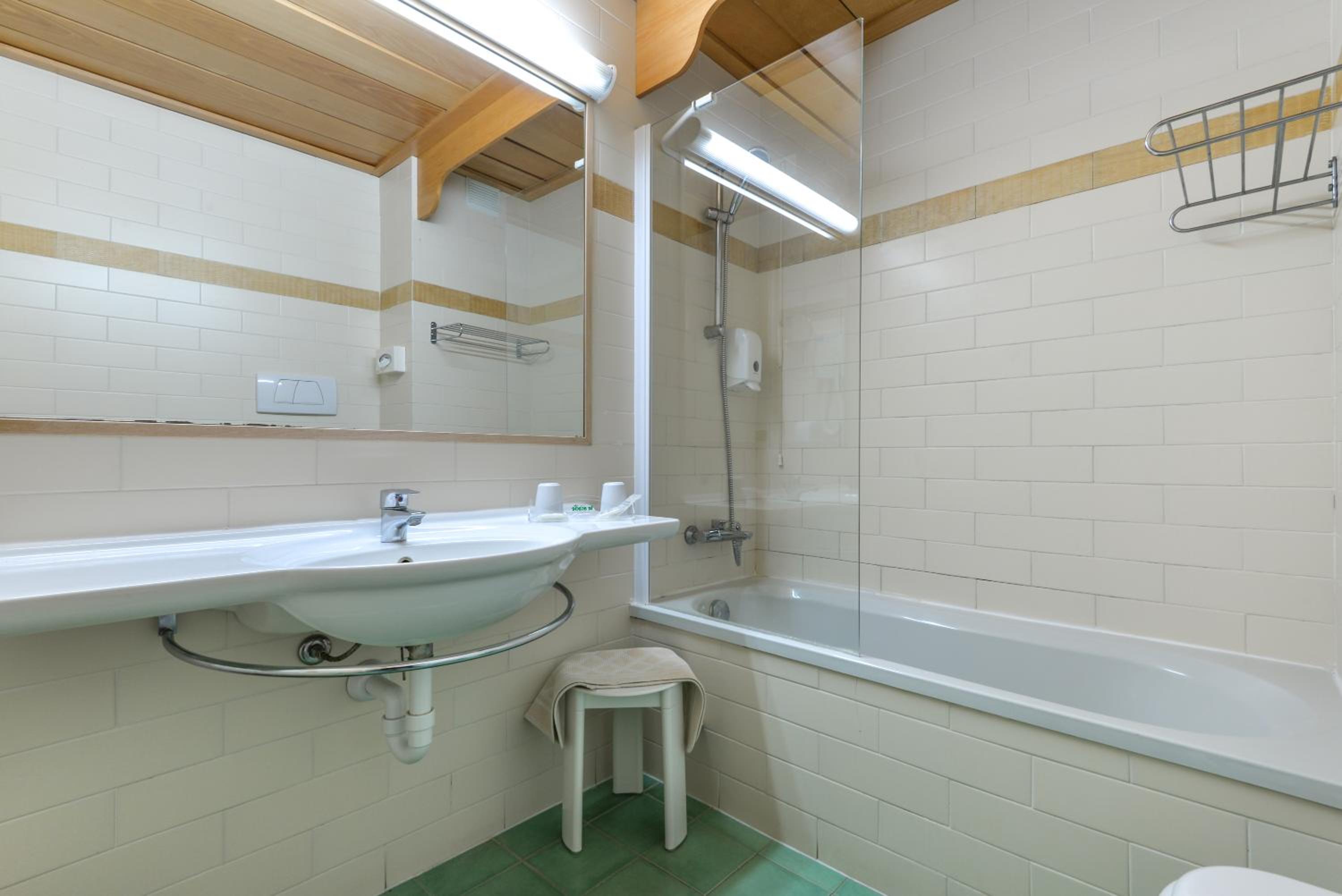 Classic Double or Twin Room - Photo 16