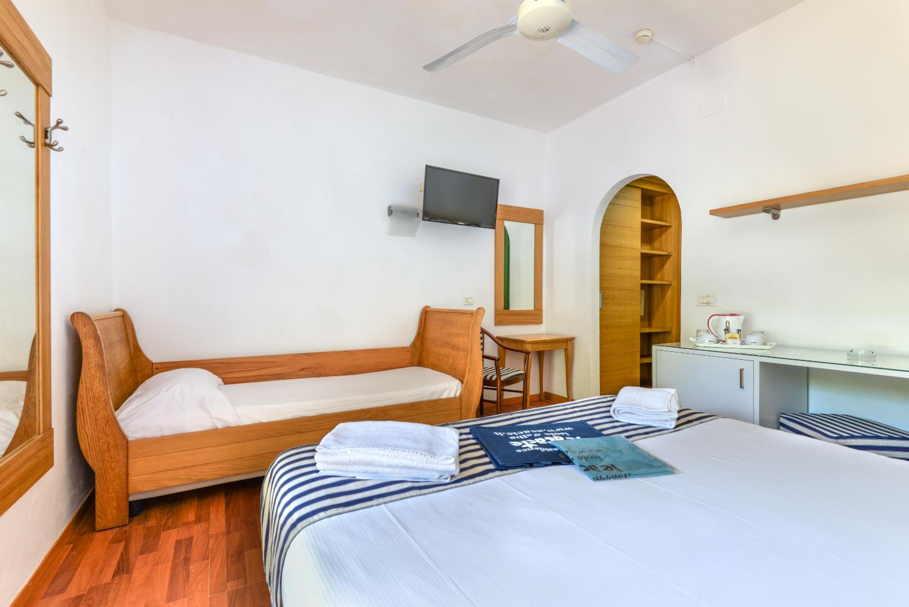 Basic Double or Twin Room - Photo 3