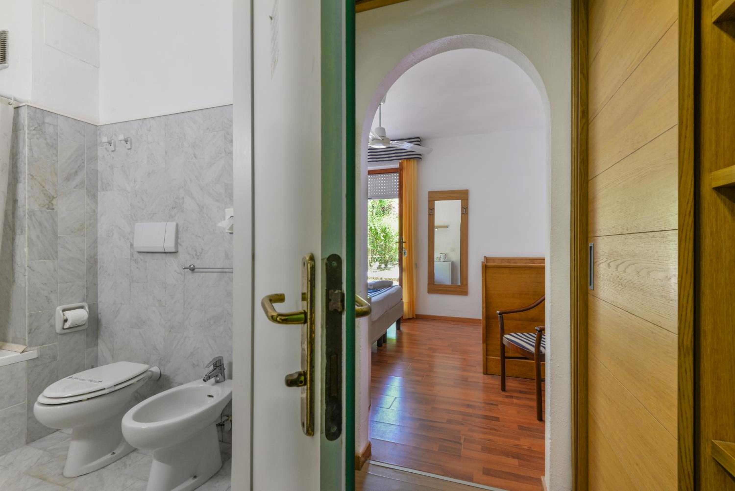 Basic Double or Twin Room - Photo 15