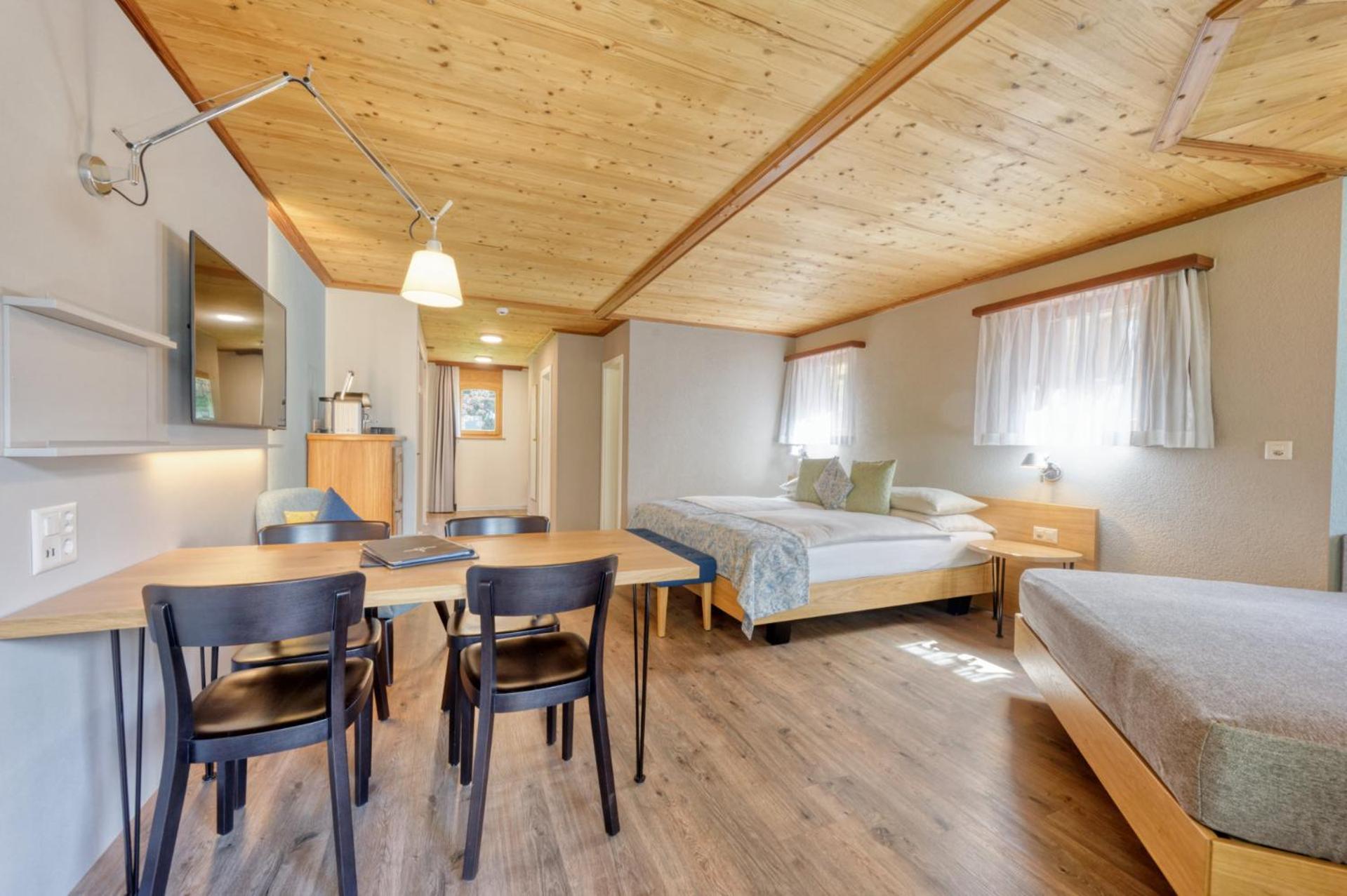Corner Junior Suite with Balcony - Photo 2