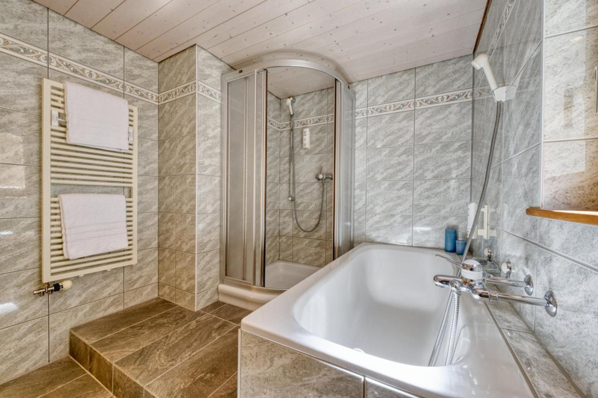 Corner Junior Suite with Balcony - Photo 3