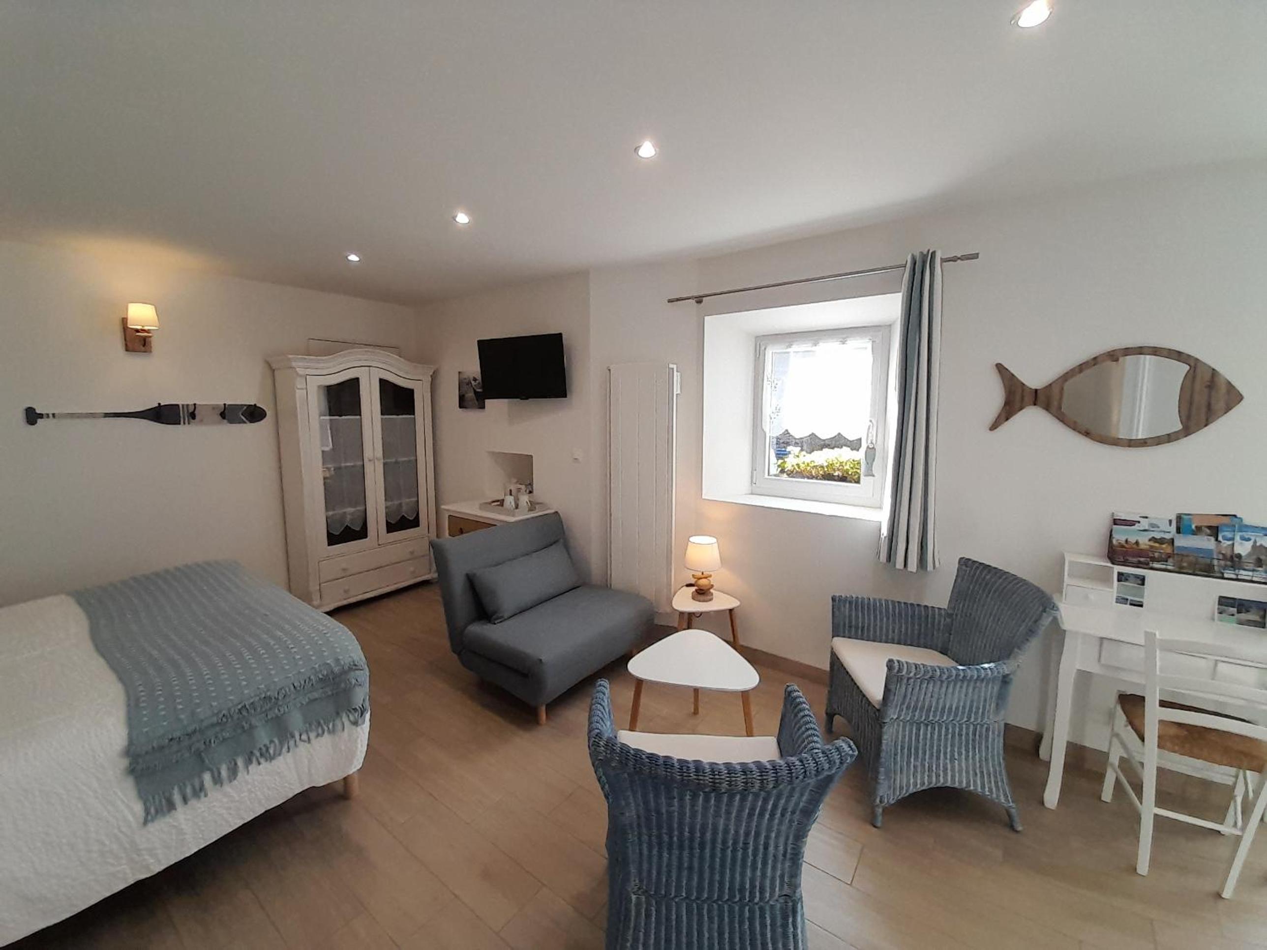 Triple Room with Private Bathroom photo 2