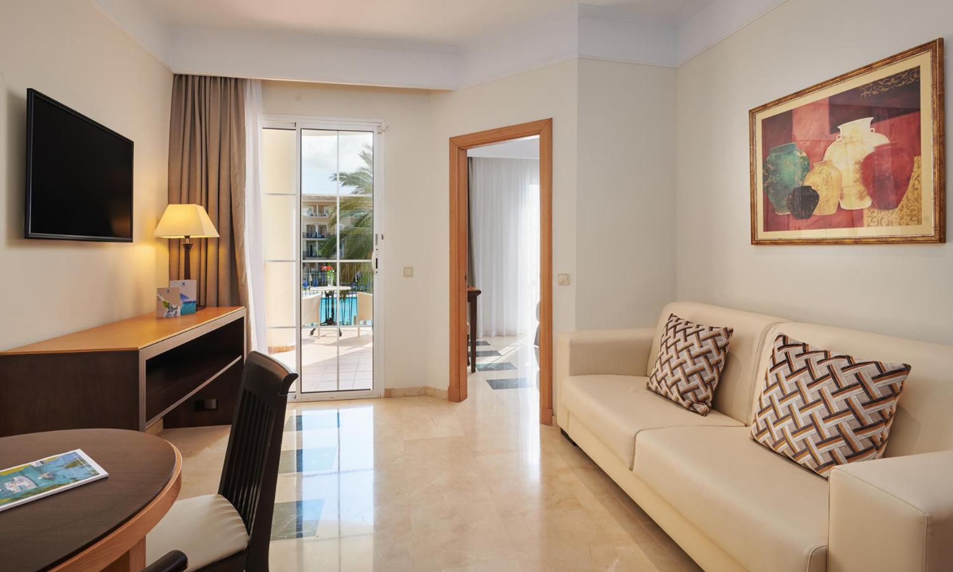 Suite with Pool View (2 Adult + 1 Child) - Photo 2