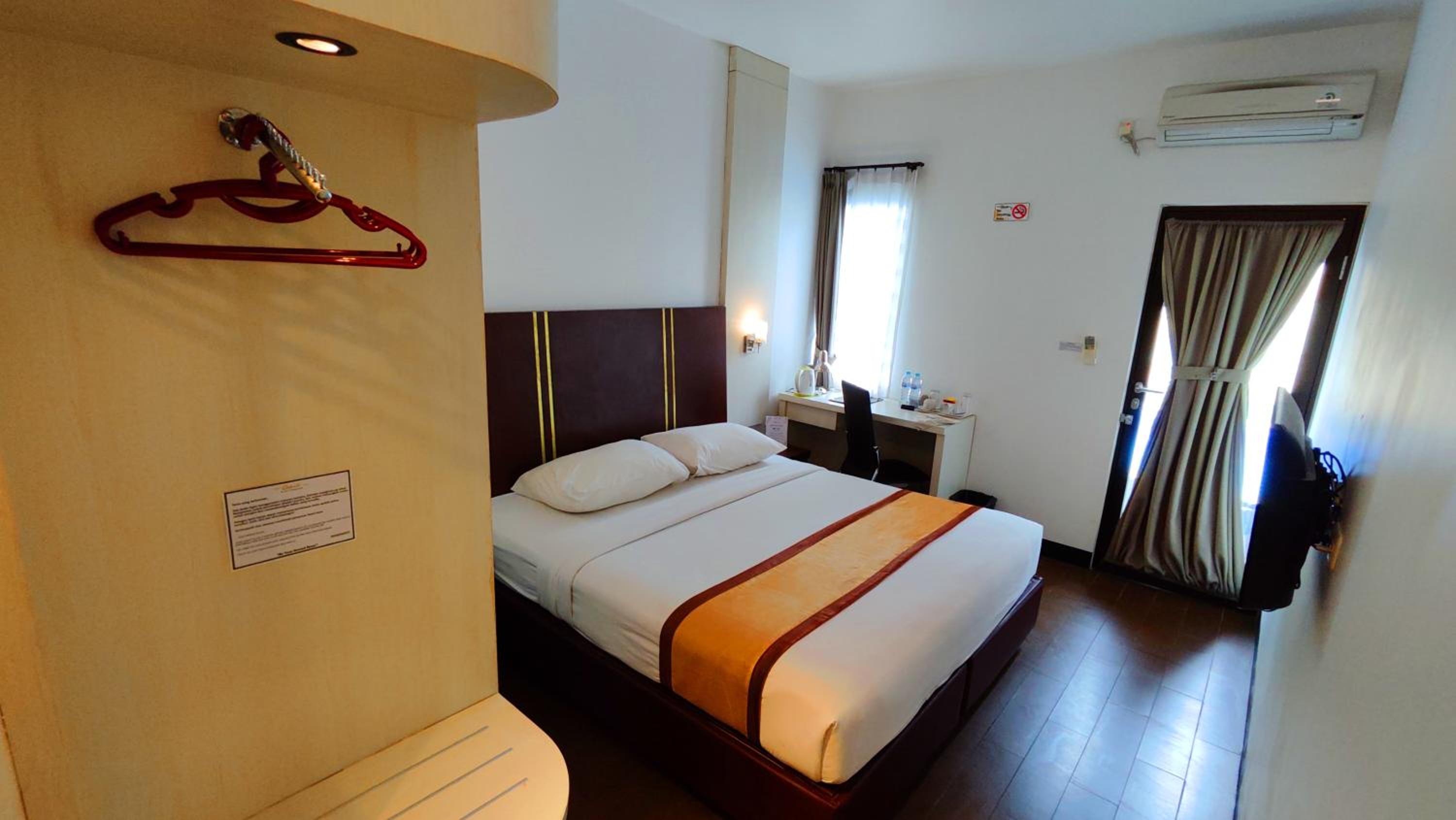 Deluxe King Room - Photo 4