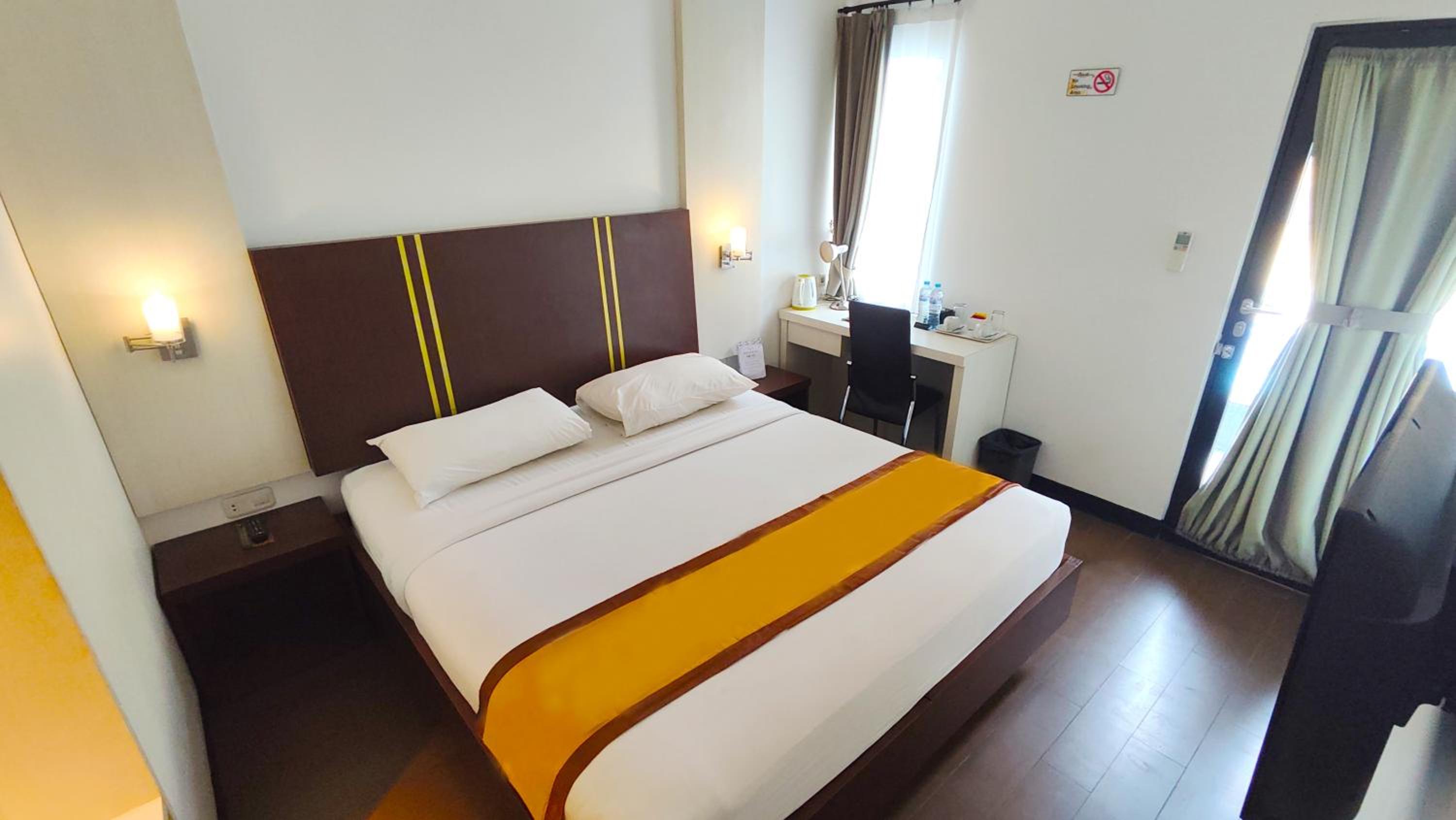 Deluxe King Room - Photo 5