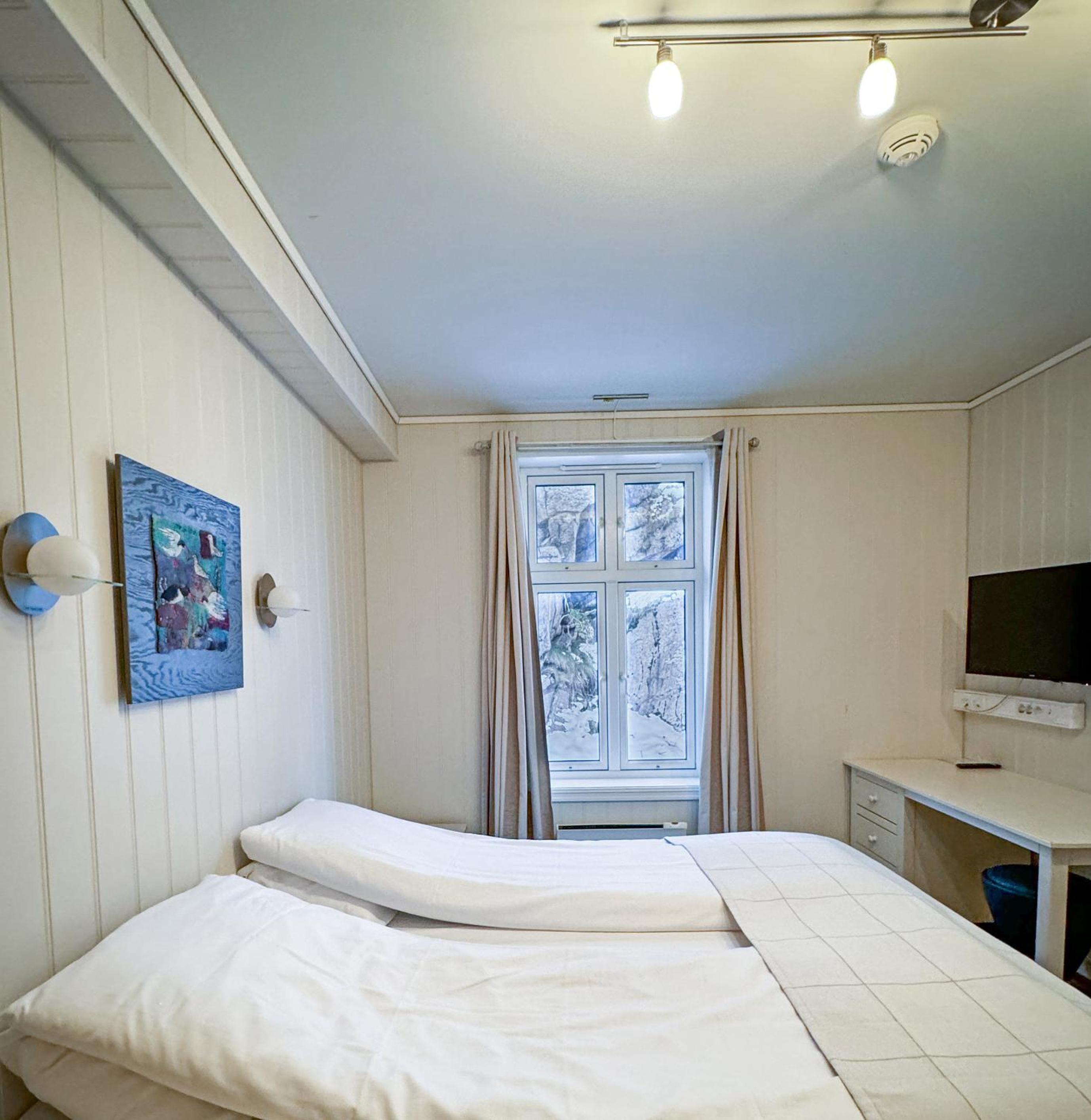 Mini room -Double Bed (Limited/back yard view)