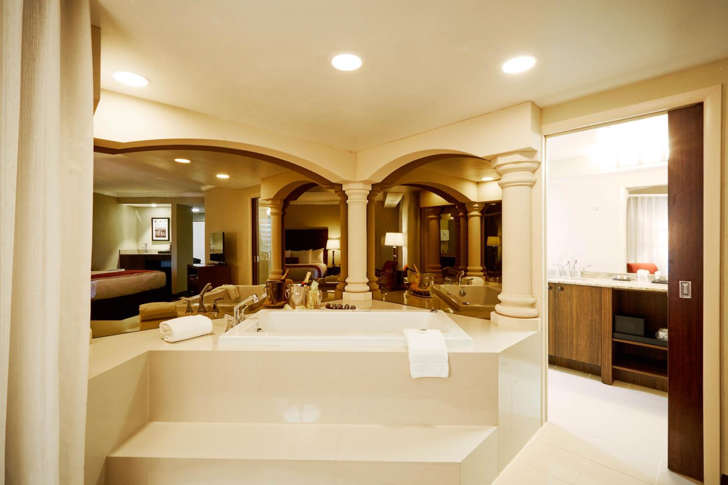 Deluxe Jacuzzi Suite photo 3