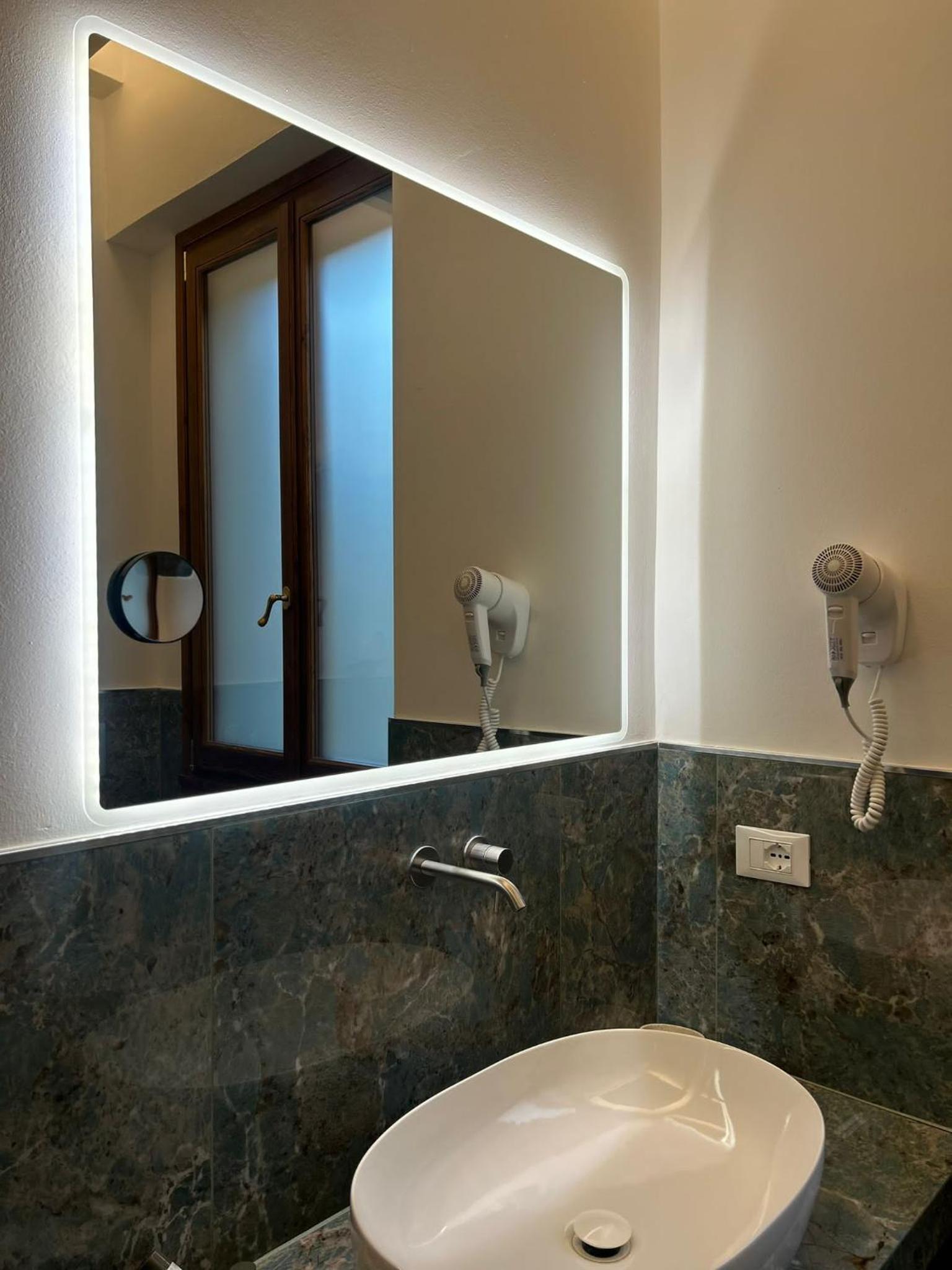 Superior King Suite photo 3