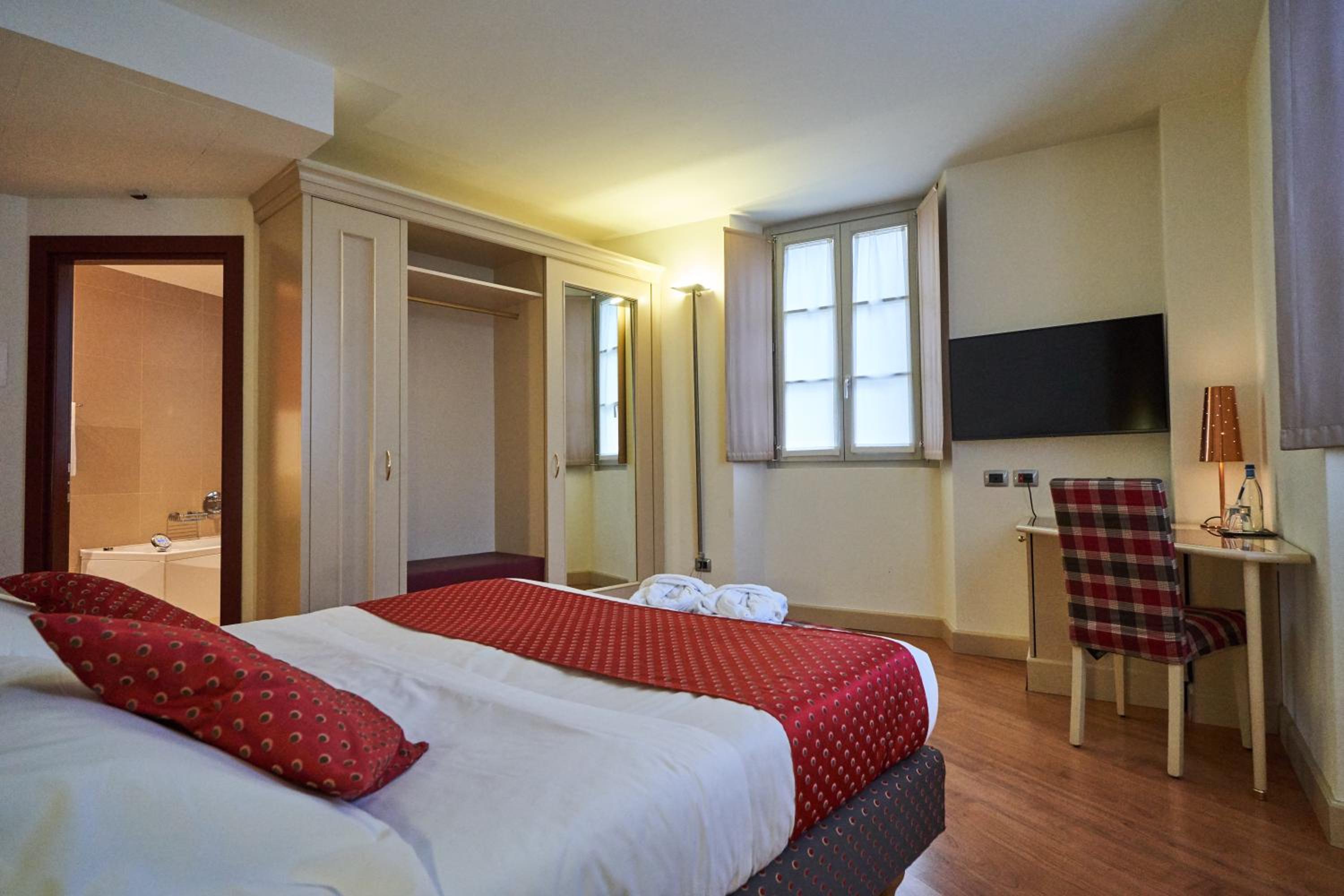 Superior Queen Room with Whirlpool - Non-Smoking photo 2