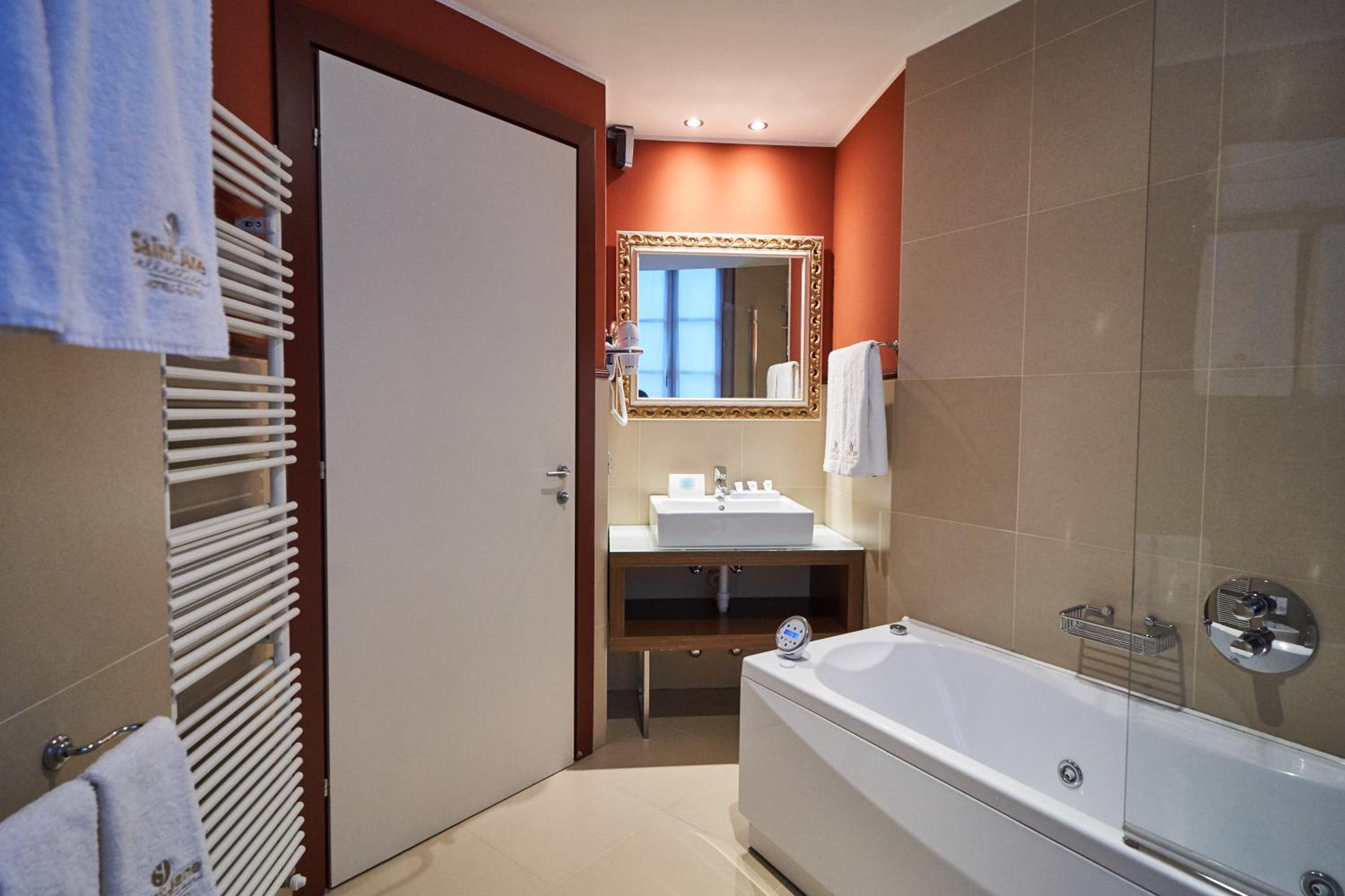 Superior Queen Room with Whirlpool - Non-Smoking photo 3