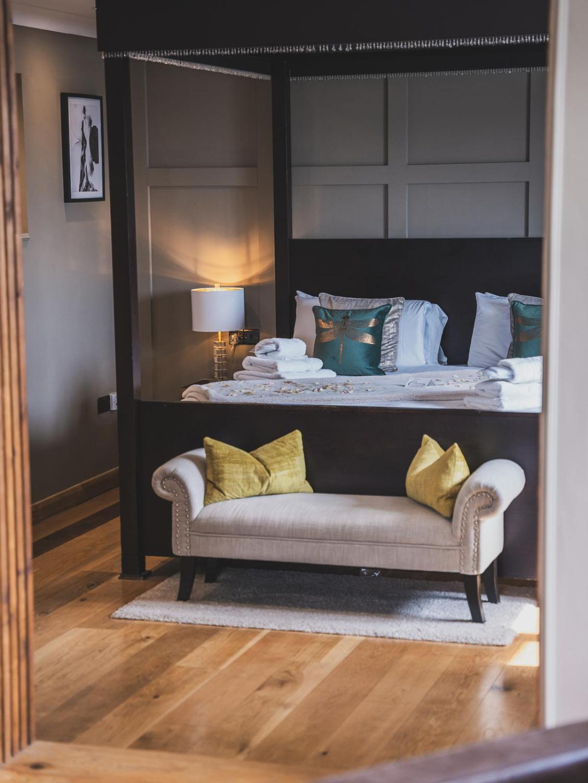 Deluxe Suite with Four Poster Bed - Photo 13