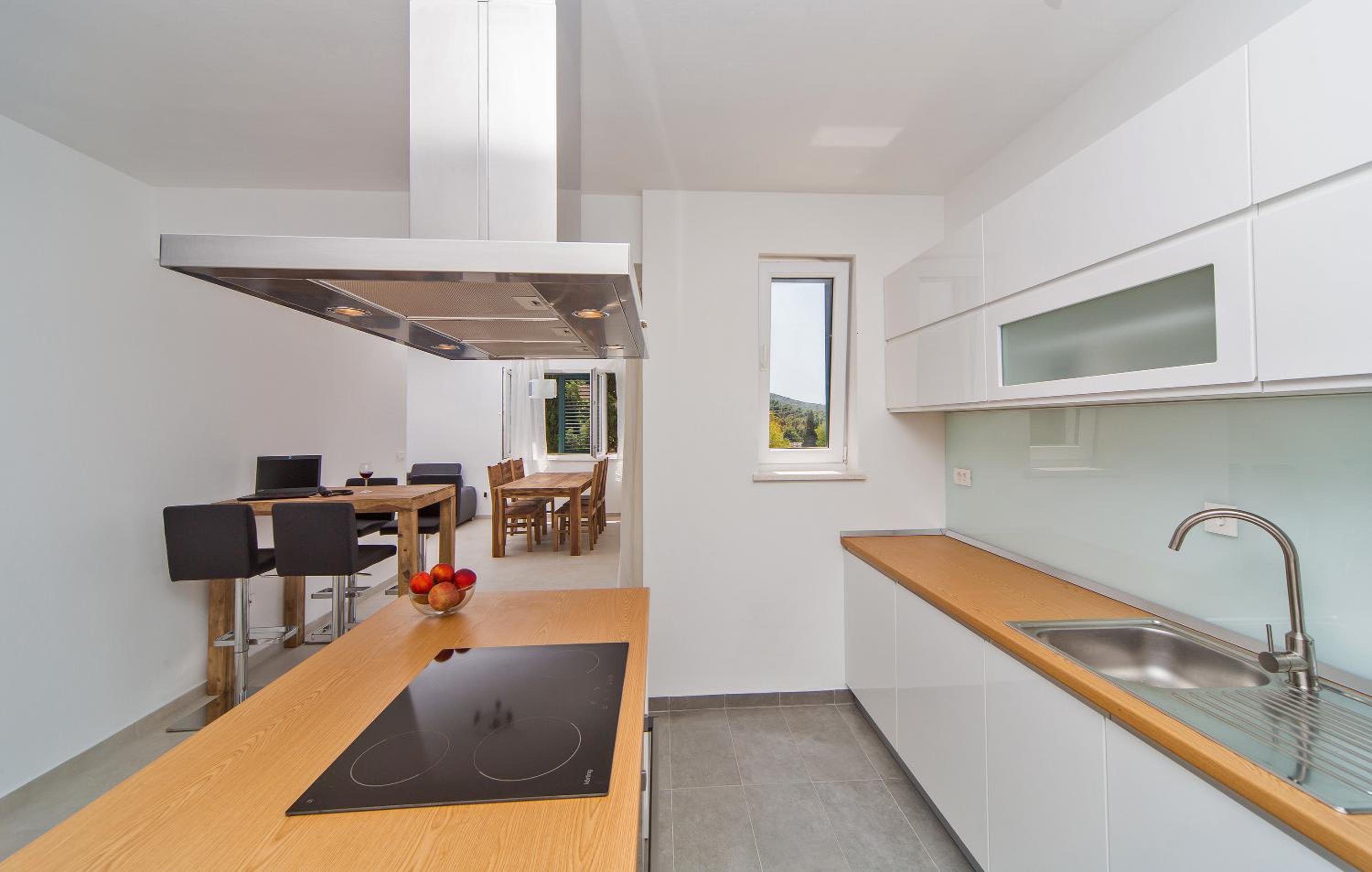Three-Bedroom Apartment with Terrace and Sea View - Photo 17
