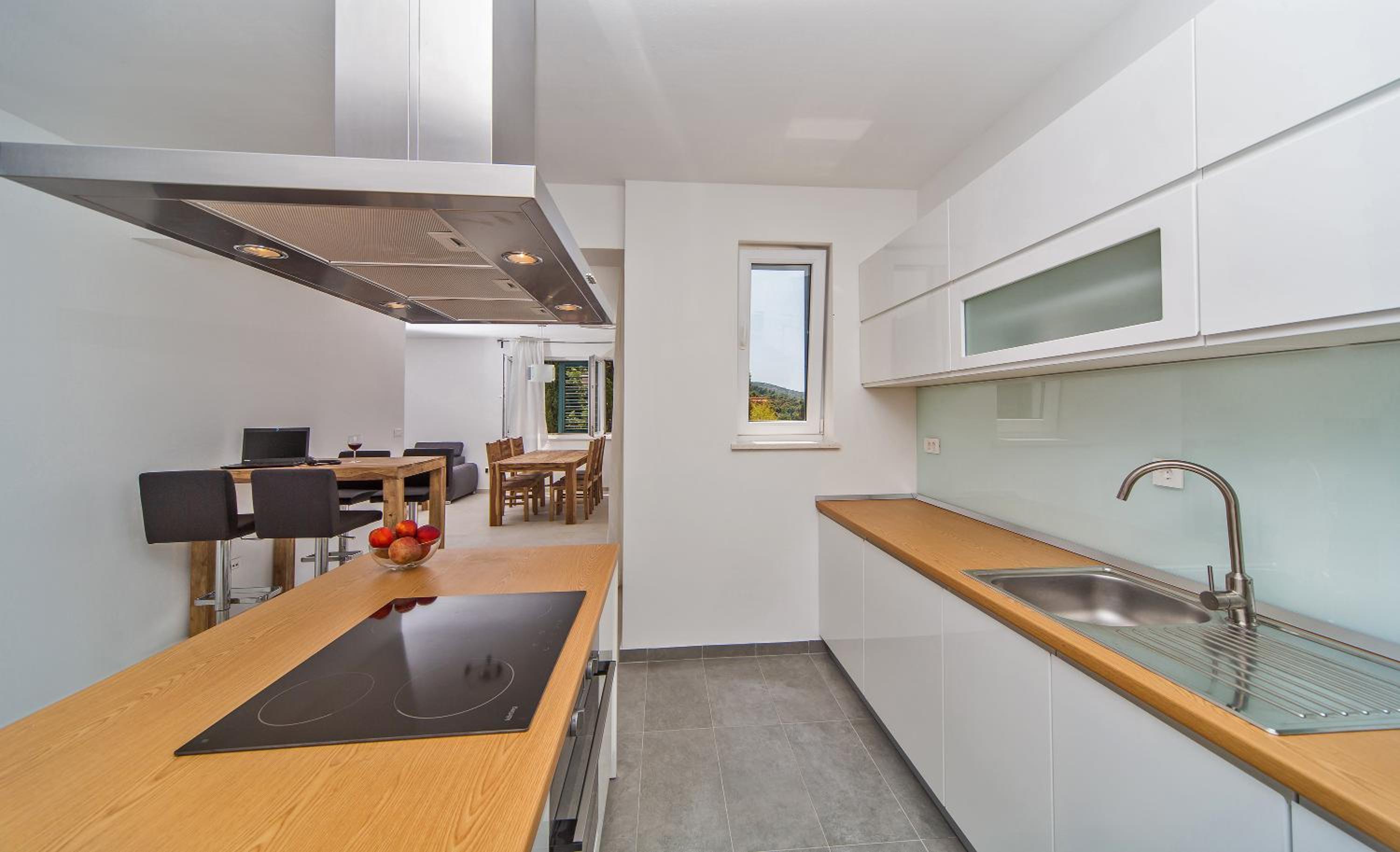 Three-Bedroom Apartment with Terrace and Sea View - Photo 3