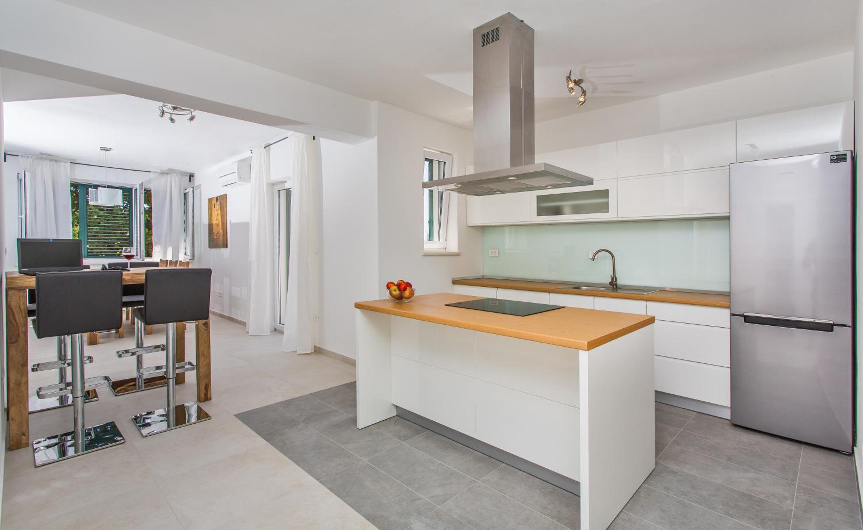 Three-Bedroom Apartment with Terrace and Sea View - Photo 11