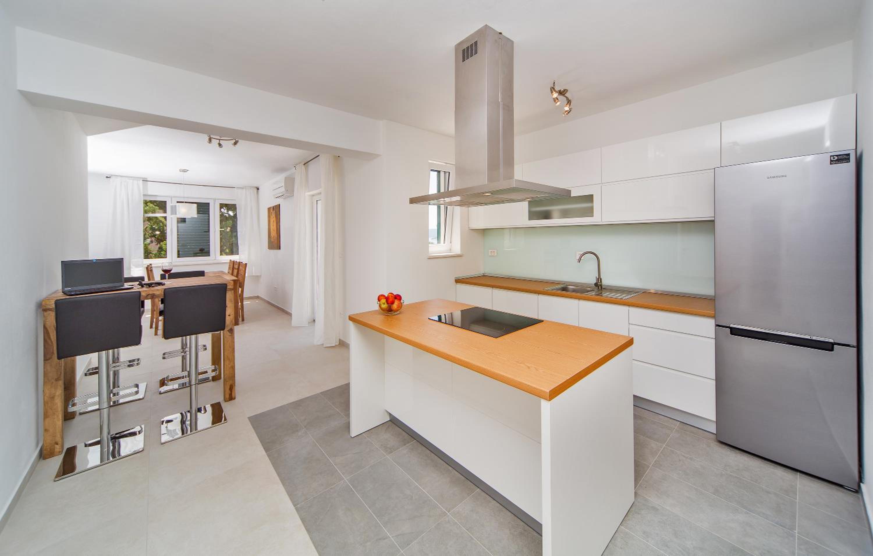 Three-Bedroom Apartment with Terrace and Sea View - Photo 18