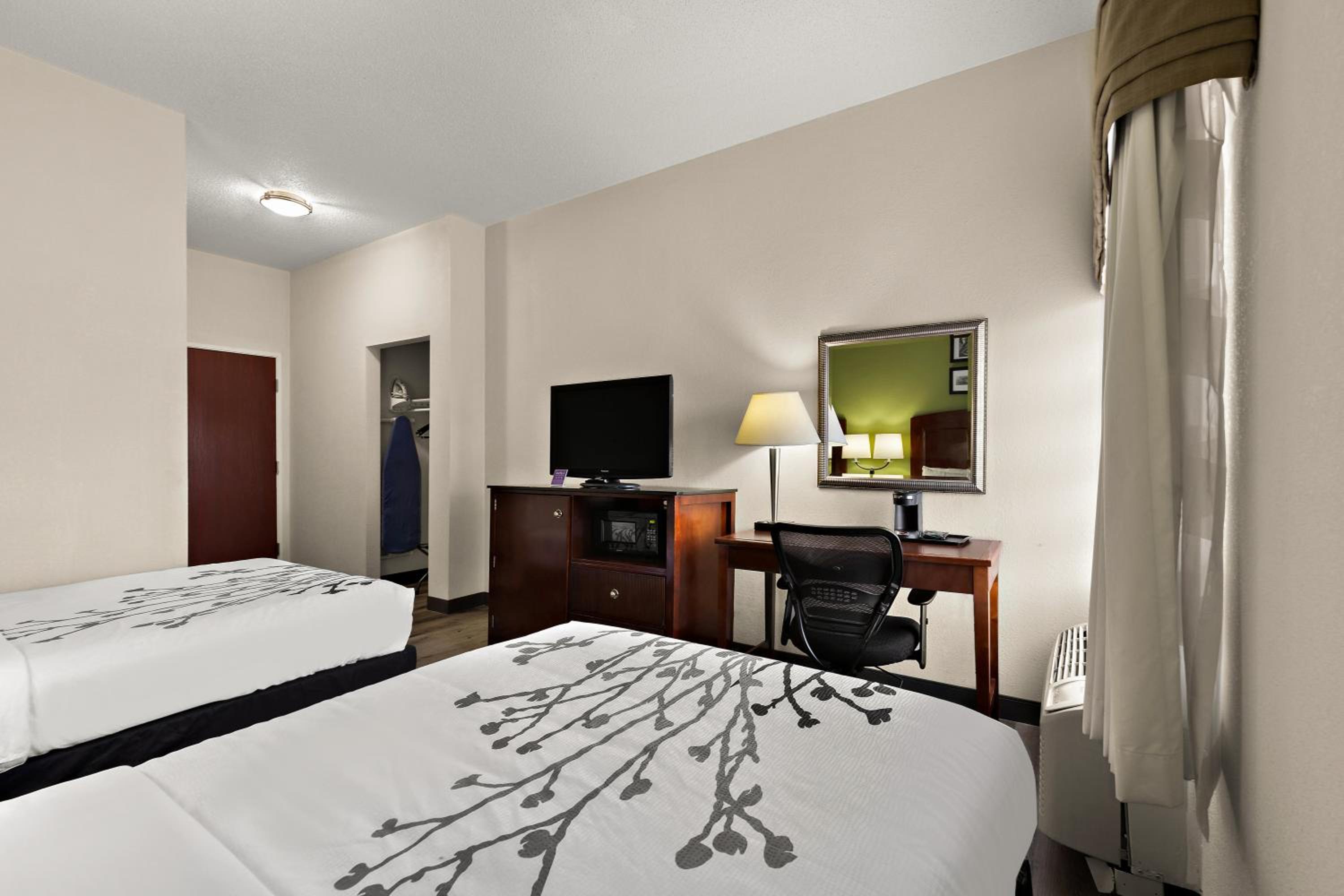 Double Room - Non-Smoking photo 3
